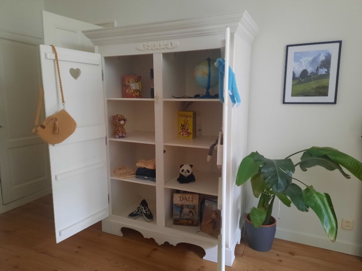 Witte Grote Houten Kast. Opsetims Demi-kast image 9