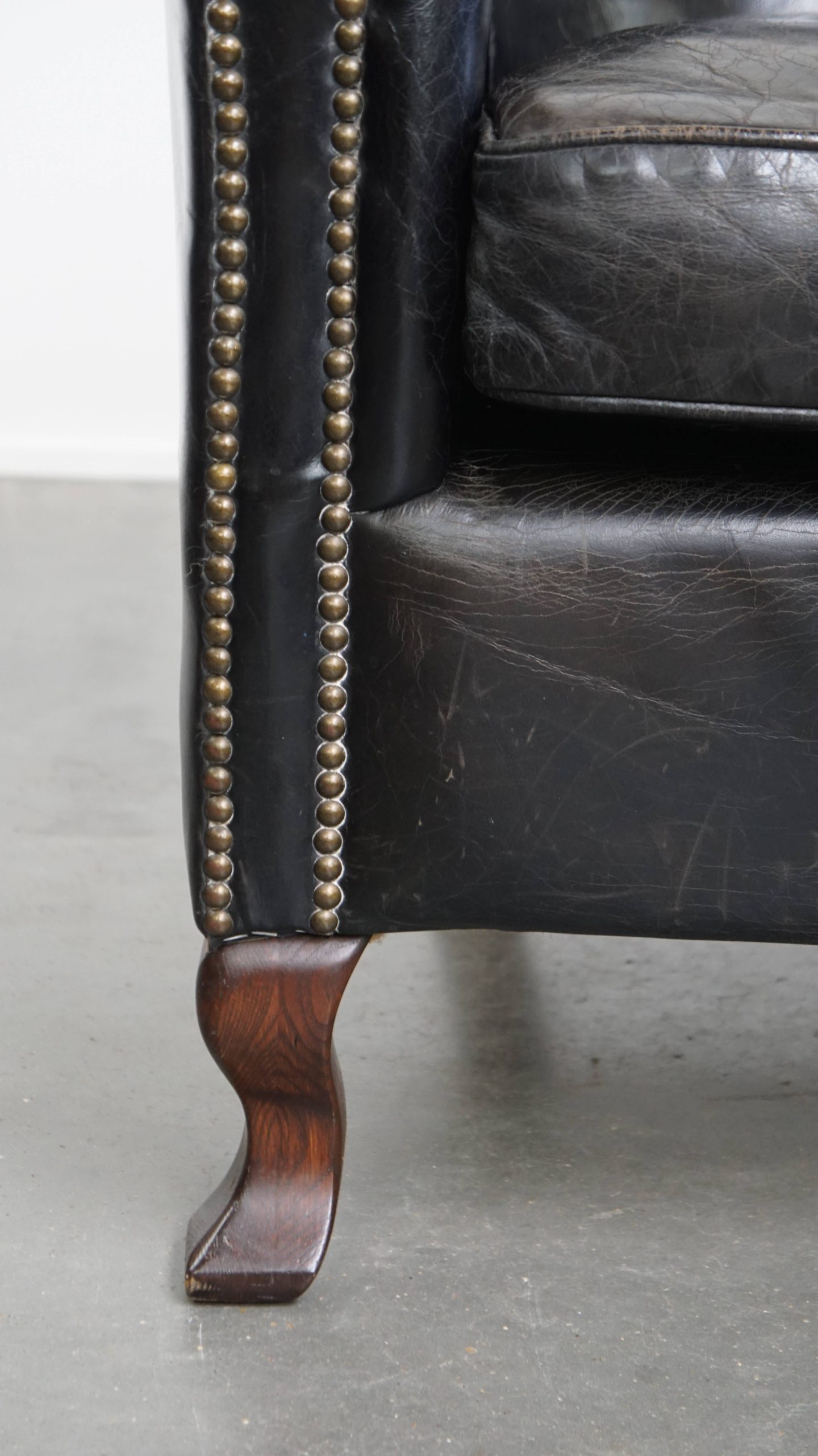 Leuke En Stoere Set Van 2 Zwarte, Generfde, Rundleren Armchairs Met Een Mooie Vormgeving image 13