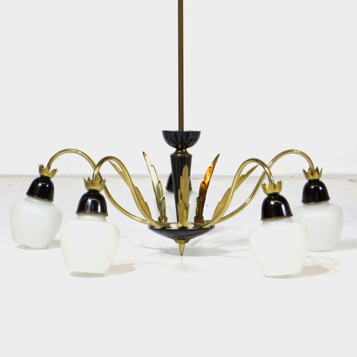 Vintage Kroonluchter In Messing En Opaline Glas, 1960s image 4