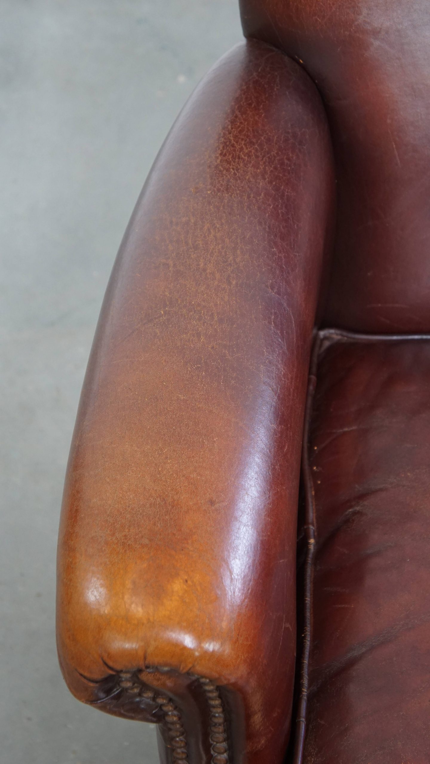 Vintage Karaktervolle Fauteuil Gemaakt Van Schapenleer Met Een Prachtige Warme Kleurstelling image 8