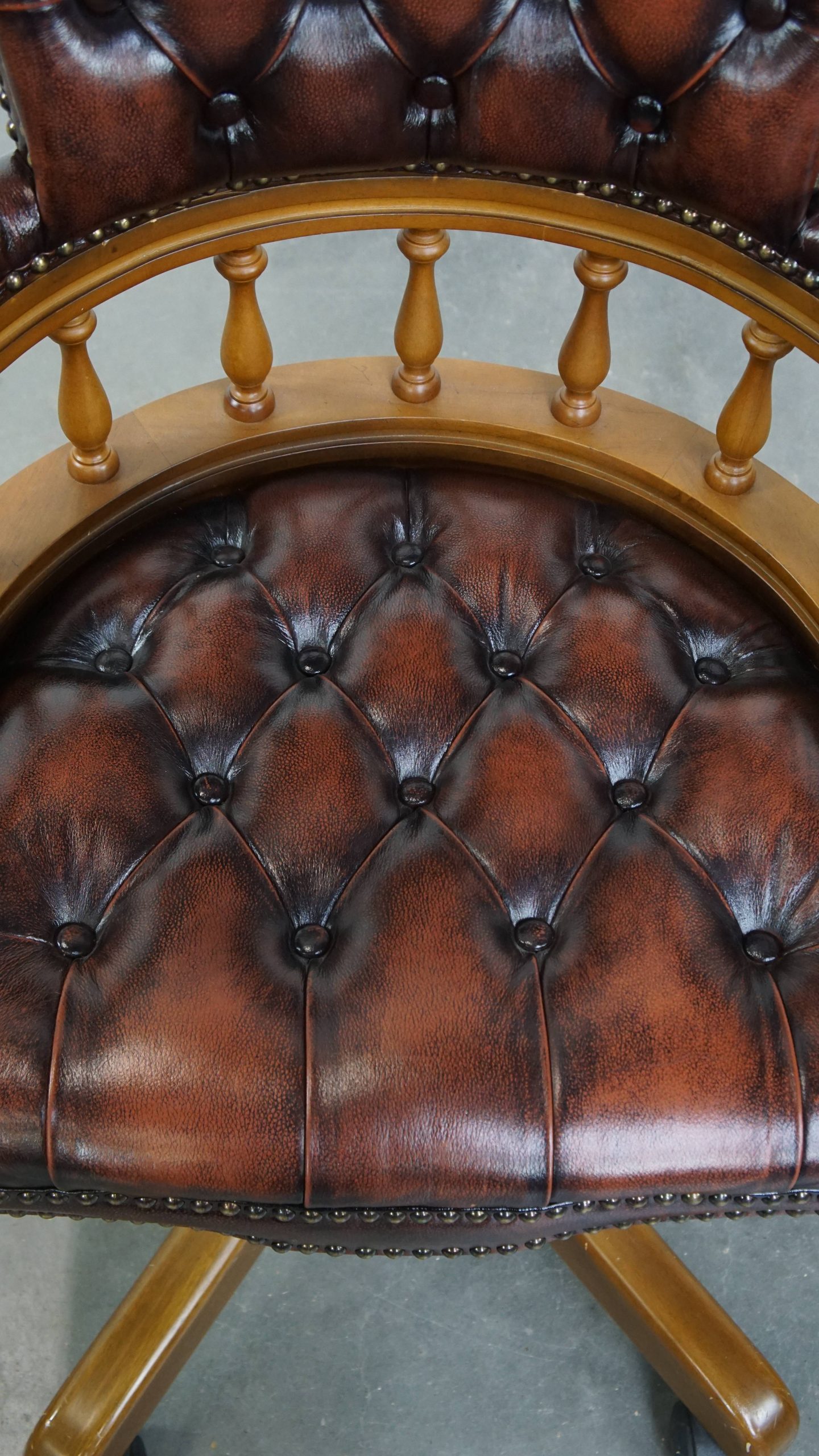 Bruine Klassieke In Hoogte Verstelbare Rundleren En Houten Chesterfield Bureaustoel Op Wieltjes image 7