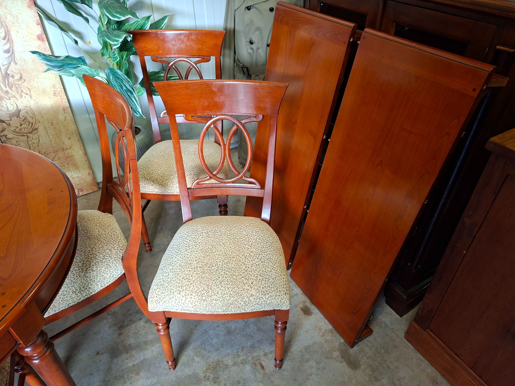 Klassieke Engelse Ronde / Ovale Uitschuifbare Eettafel Met 6st Eetkamerstoelen Kersenhout Afm. 120x120165/210 Cm En 79cm Hoog image 9