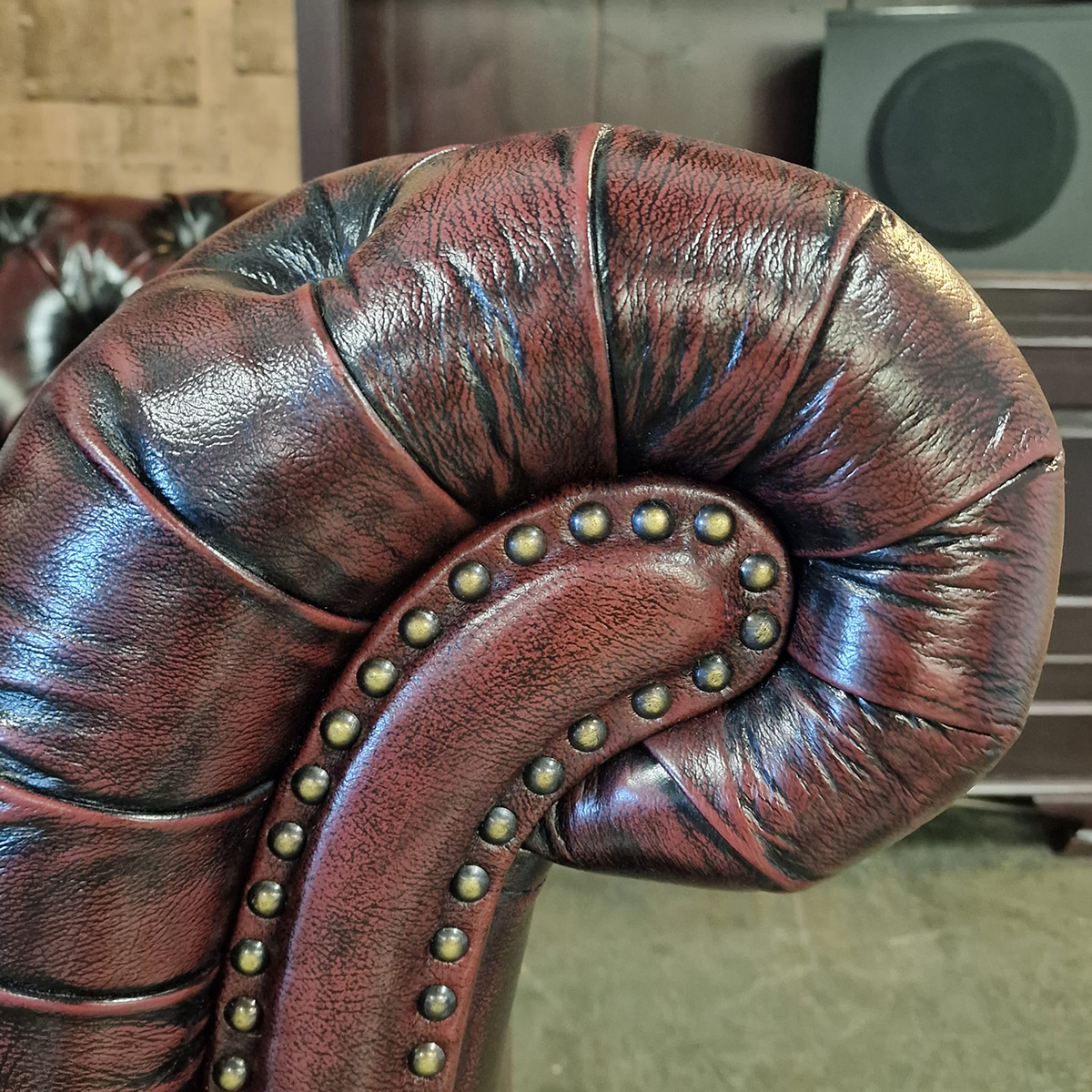 Chesterfield Medburn Fauteuil - Antiek Rood Met Knopenzit image 4