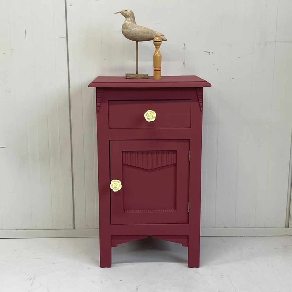 Restyle Frans Nachtkastje Antiek Diep Bordeaux & Porseleinen Knop image 2