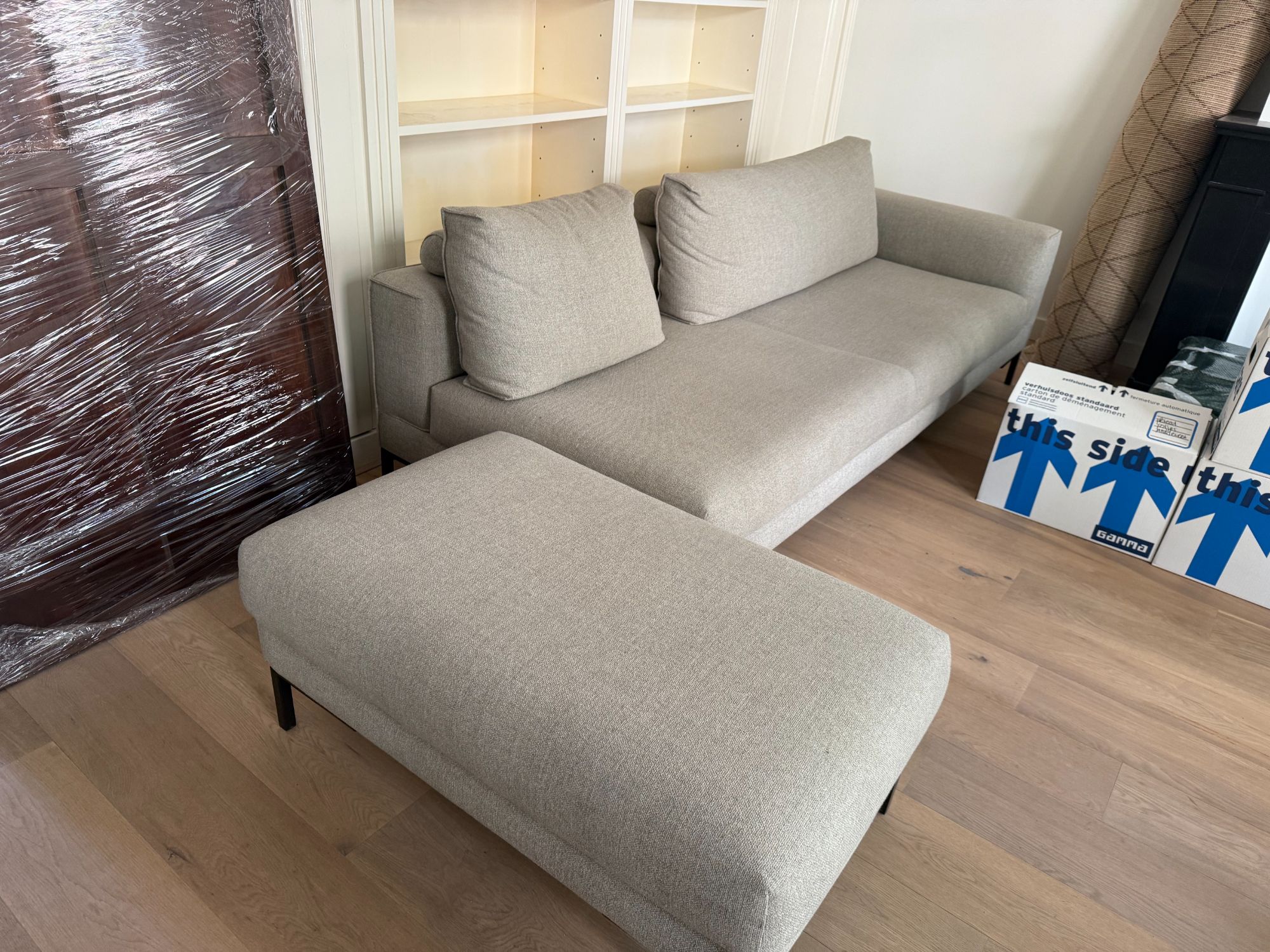 Design on Stock 2,5-zits Bank, 1-arm (links) + Poof + Rugkussens image 3