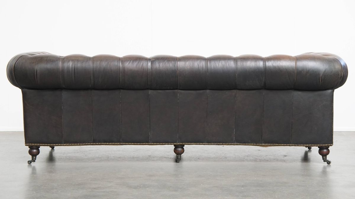 Luxe En Charmante Rundleren 3-zits Chesterfield Bank Op Wieltjes Met Een Onweerstaanbaar Karakter image 3