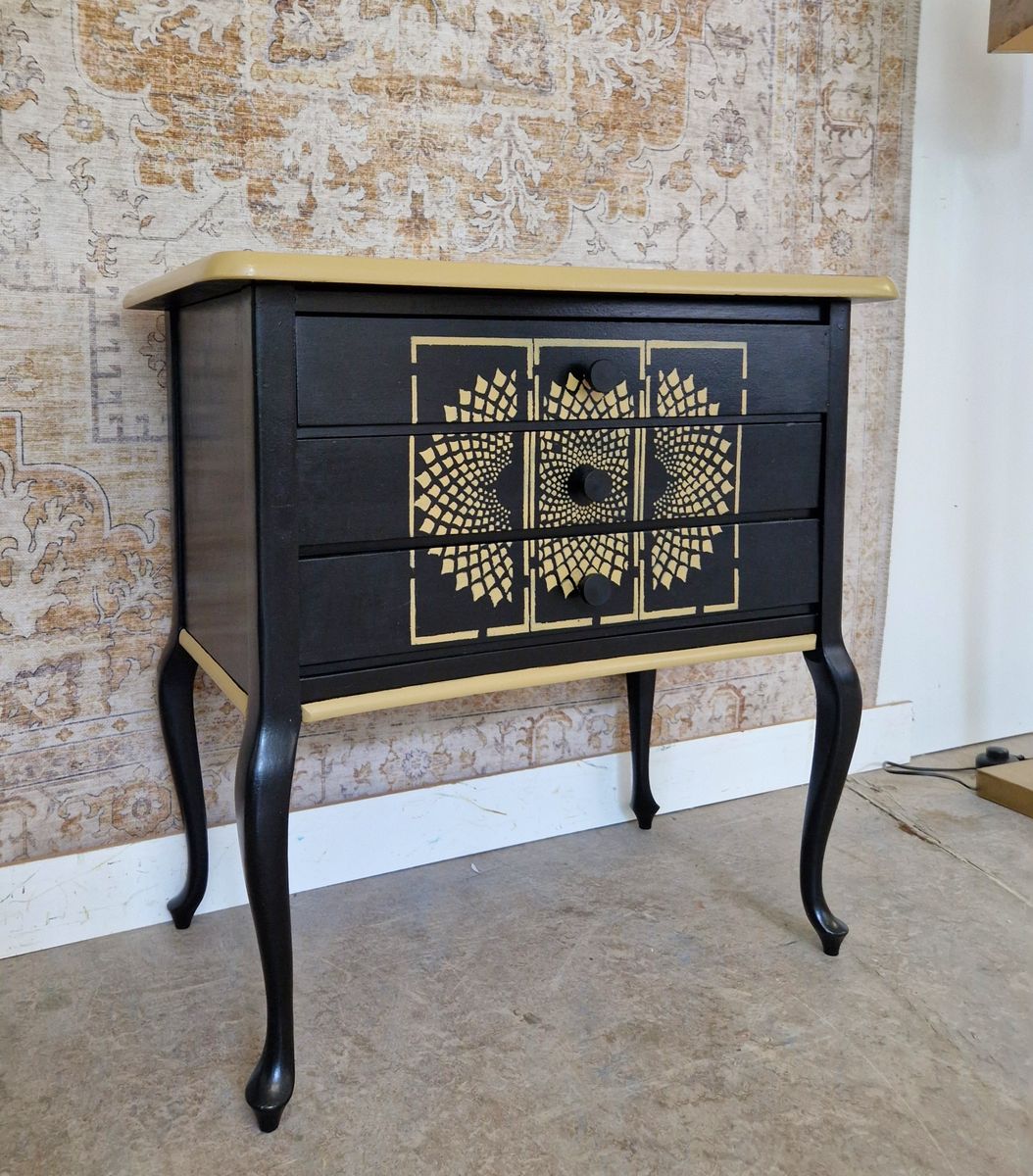 Queen Anne Dressoir/ Handbeschilderde Kastje image 3