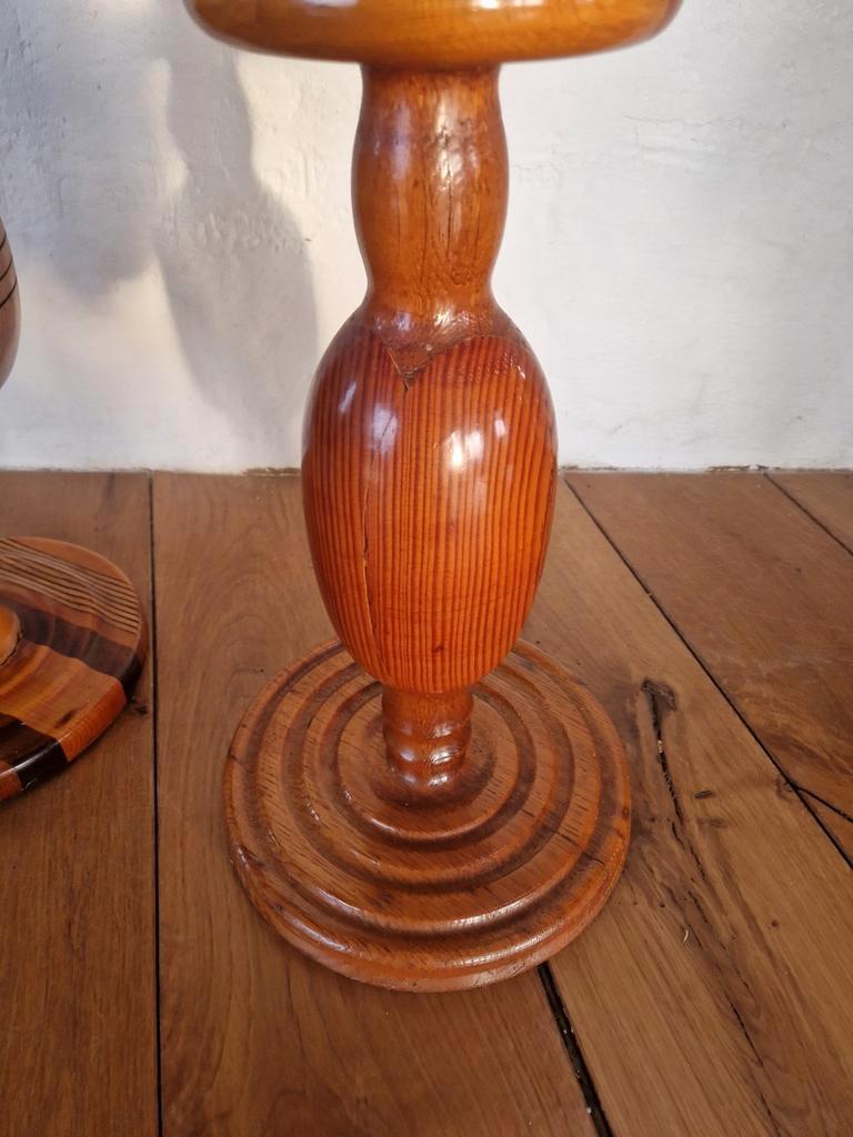 Kinaree Houten bijzettafel MA - 51 cm kruk met gesneden paard - bloemenplatform - acacia massief hout als bloemenstandaard of nachtkastje ... (natuur