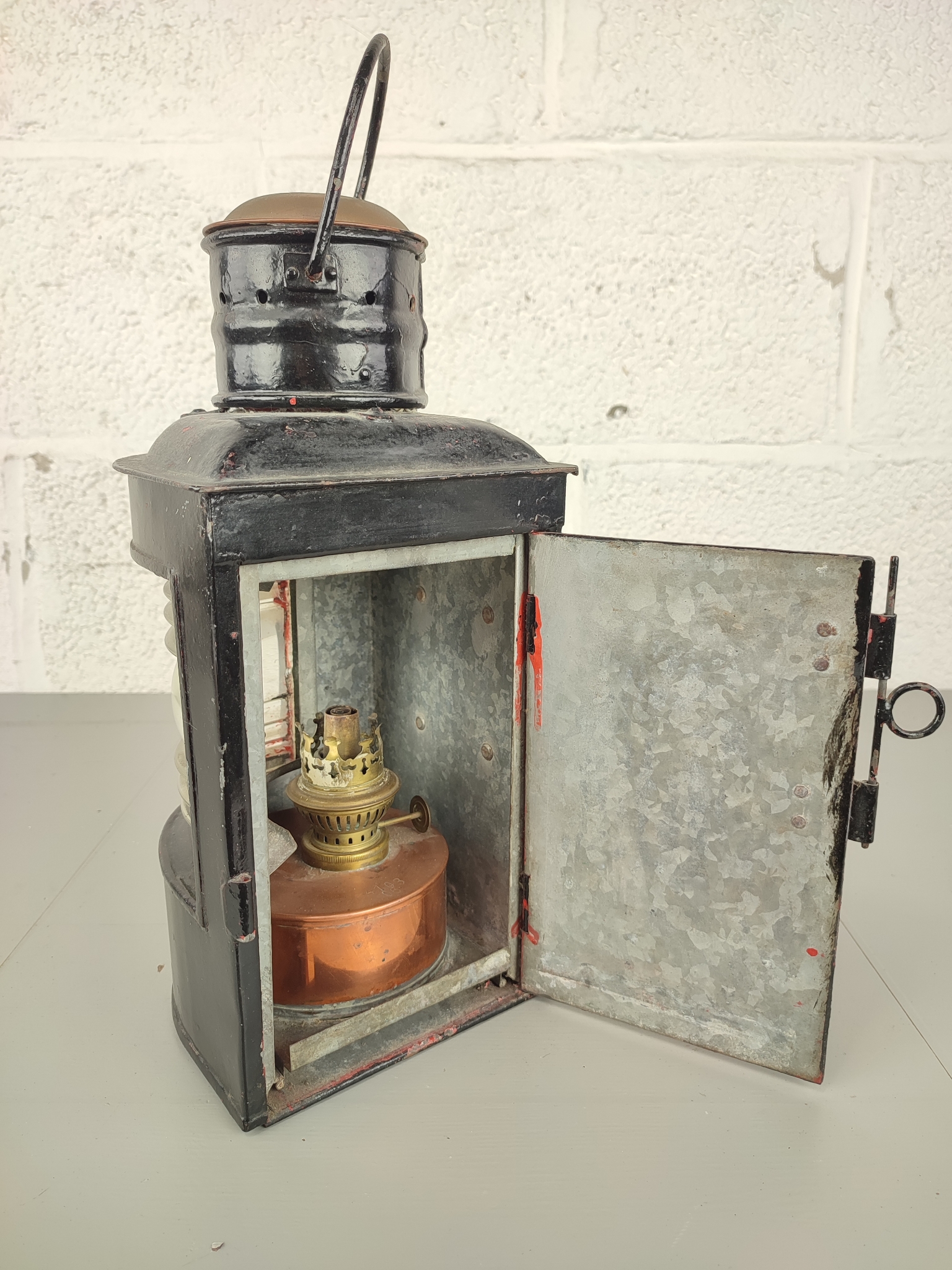 Oude Zwarte Scheepslamp image 3