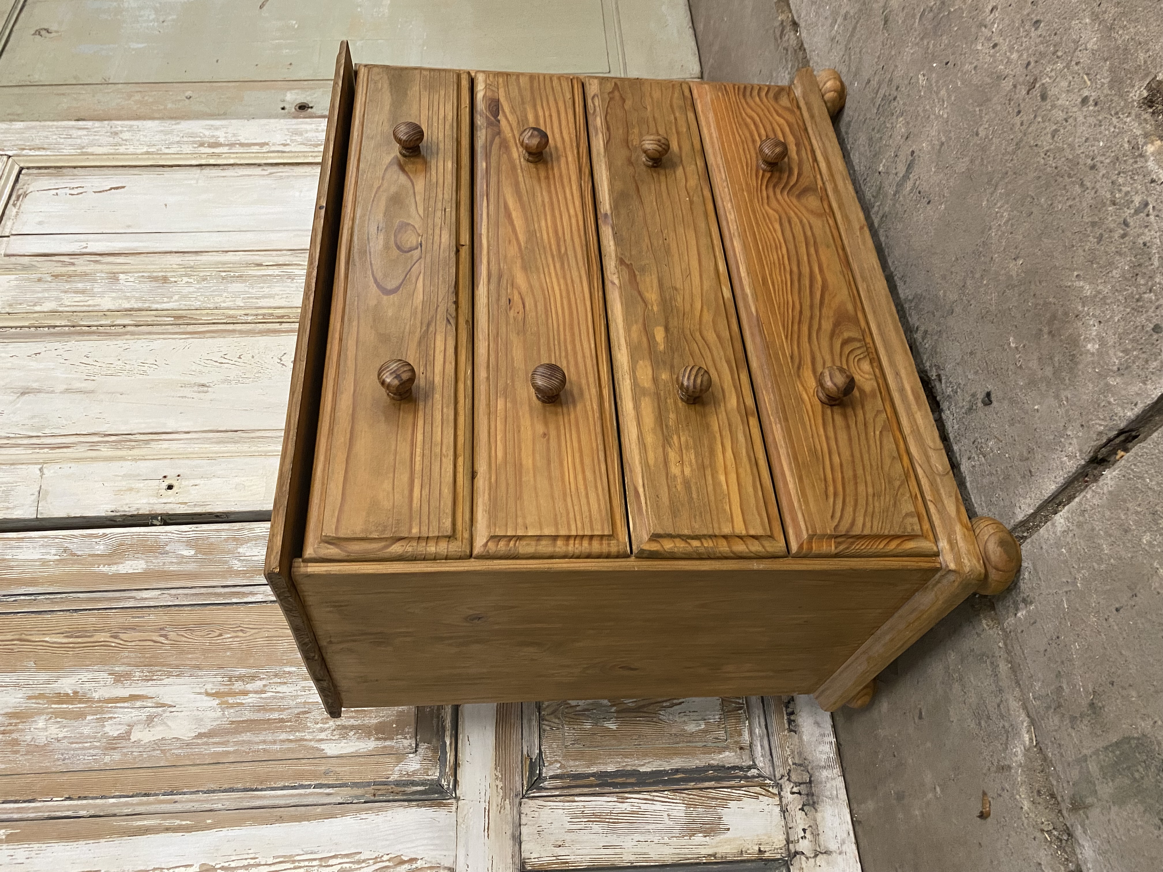 Oud Grenen Ladekastje. Vier Laden. B75x D46 X H83 image 3