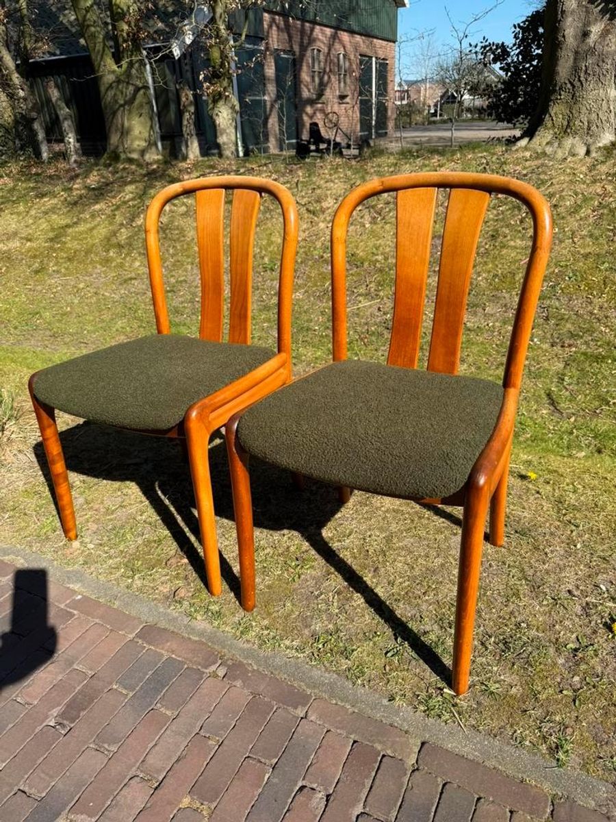2 Hergestoffeerde Casala Stoelen image 3