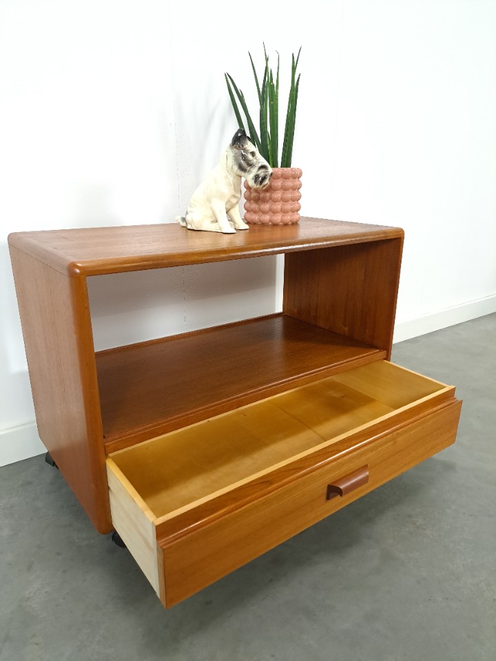 Deens Teak Design Dyrlund Kast Audio Tv Meubel Op Wielen image 4