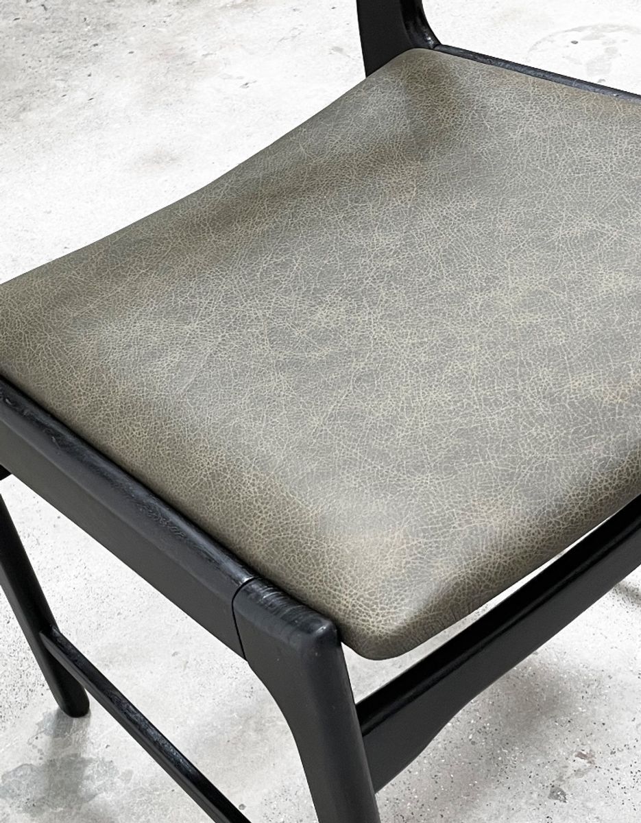 Vintage Houten Mid-century Modern Stoelen Opnieuw Bekleed Met Leer. image 2