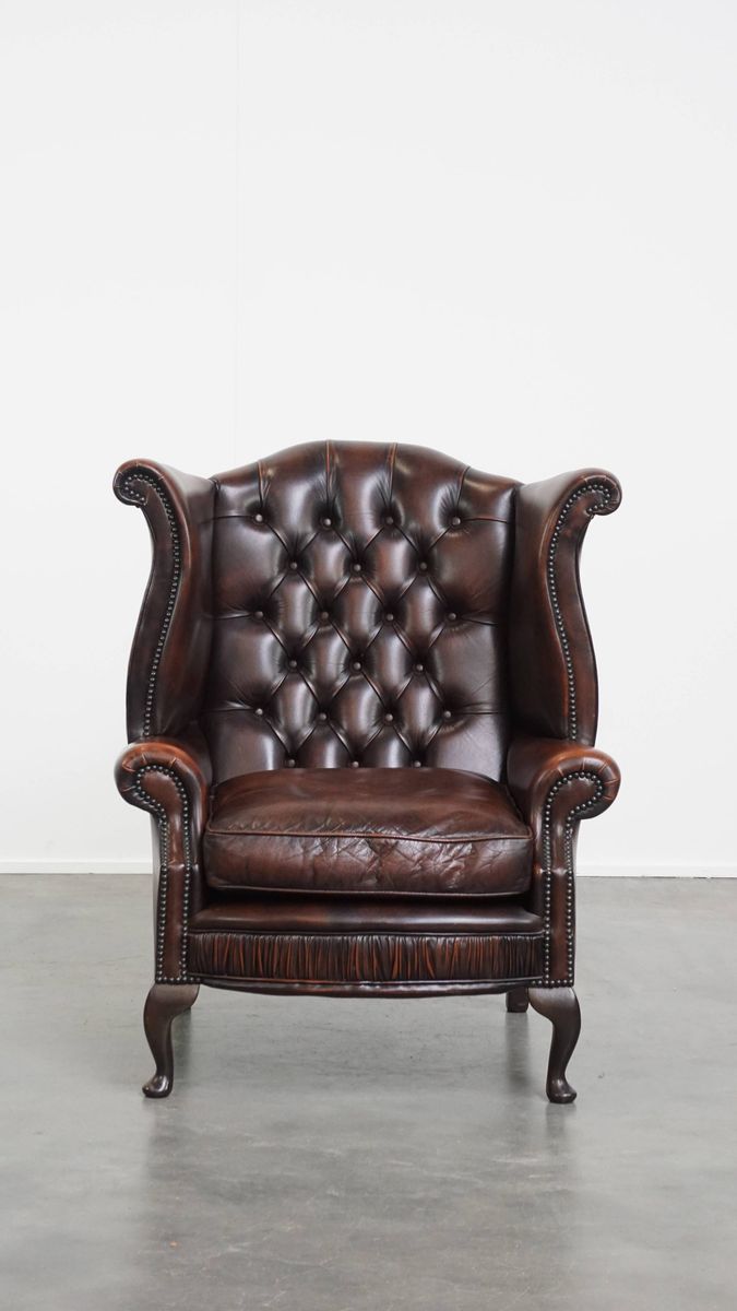 Luxe, Warm Gekleurde, Bruine Rundleren Chesterfield Oorfauteuil Met Unieke Details image 2