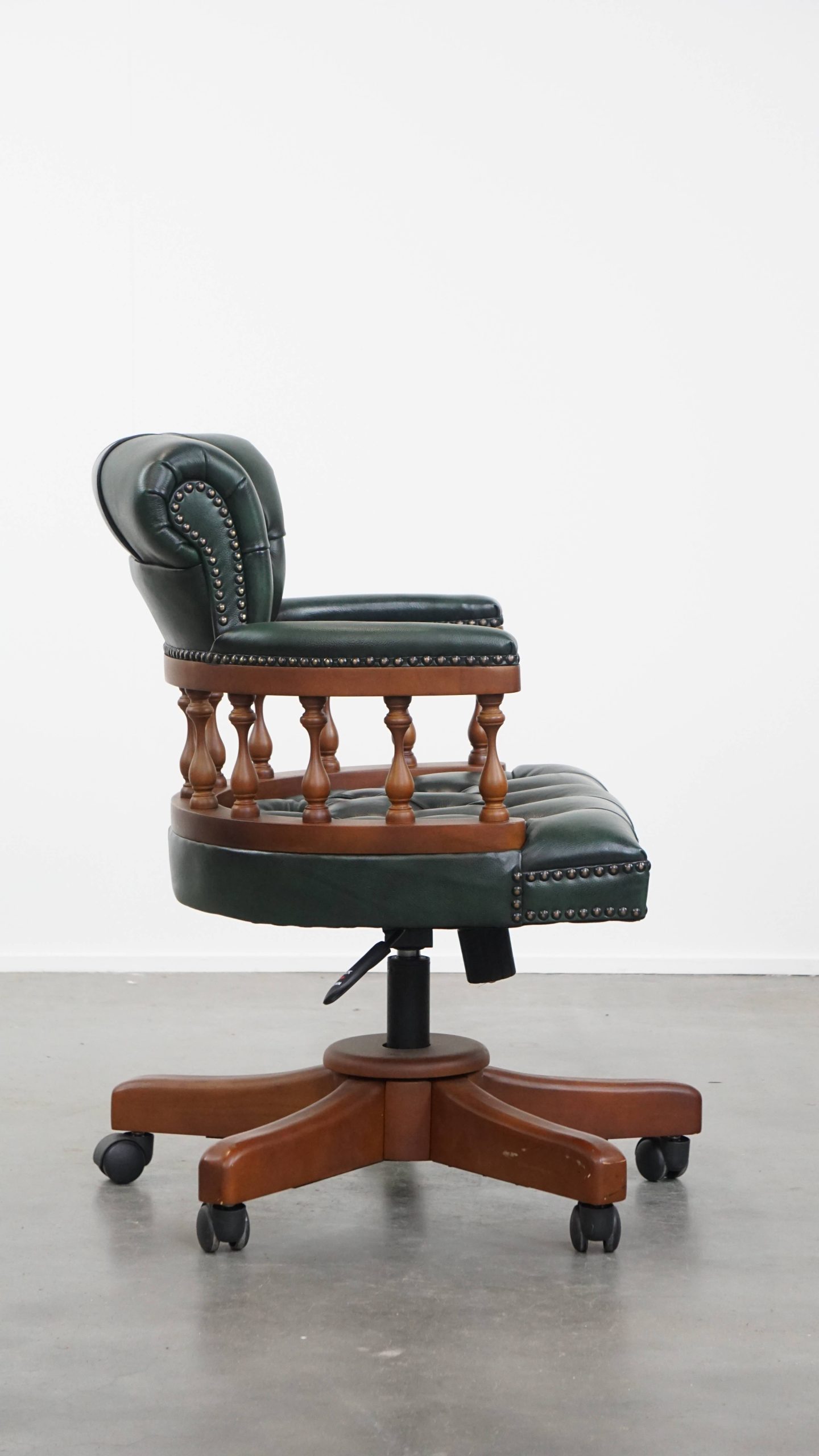 Stijlvolle Functionele Rundleren En Houten Donkergroene Chesterfield Bureaustoel Op Wieltjes image 4