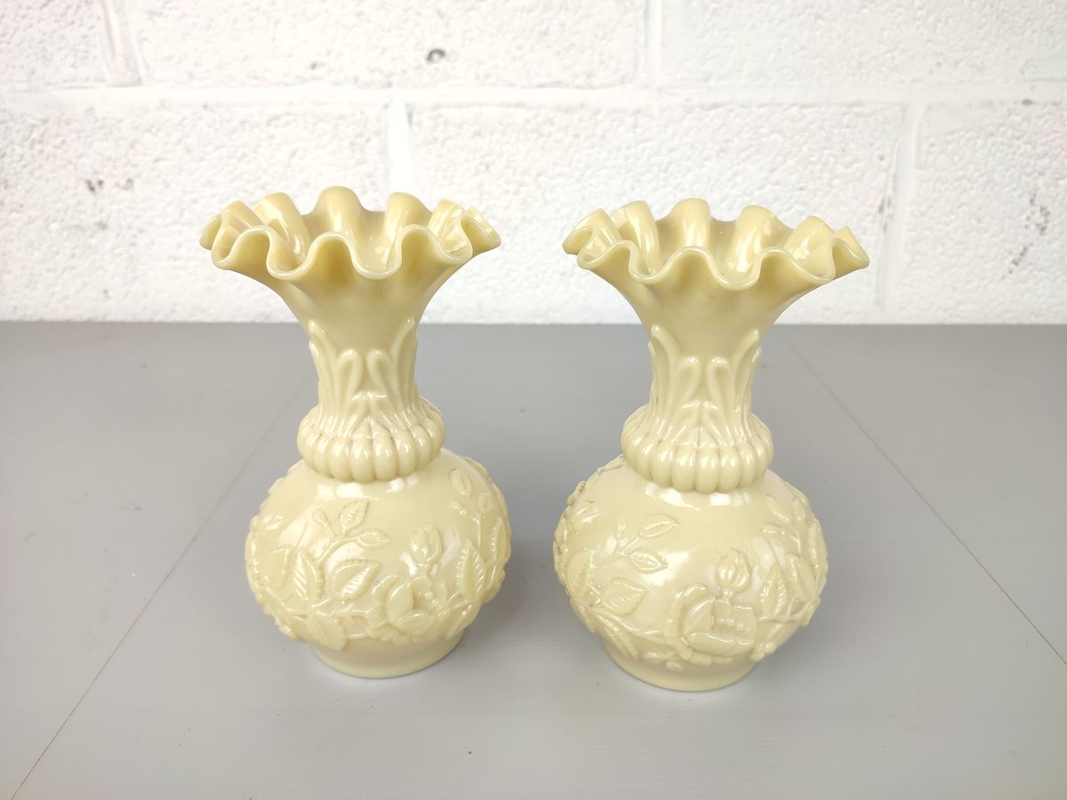 Duo Antieke Beige Opaline Vazen image 1
