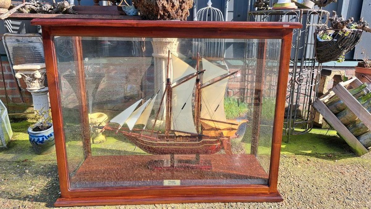 Klassieke Mahonie Vitrinekast, Met Zeilschip image 5