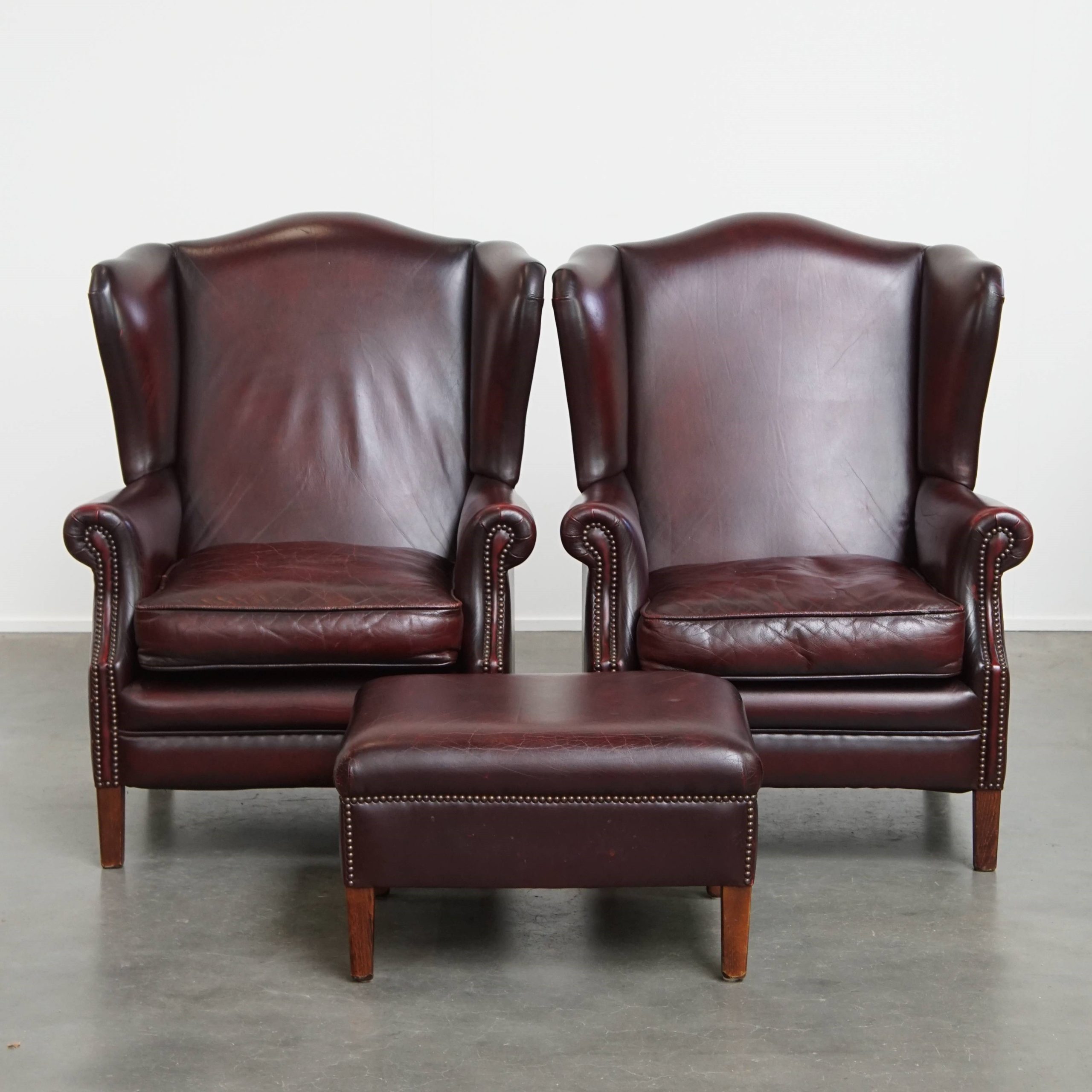 Set Van 2 Mooie En Comfortabele Bordeauxrode Rundleren Oorfauteuils + Hocker In Engelse Stijl image 2