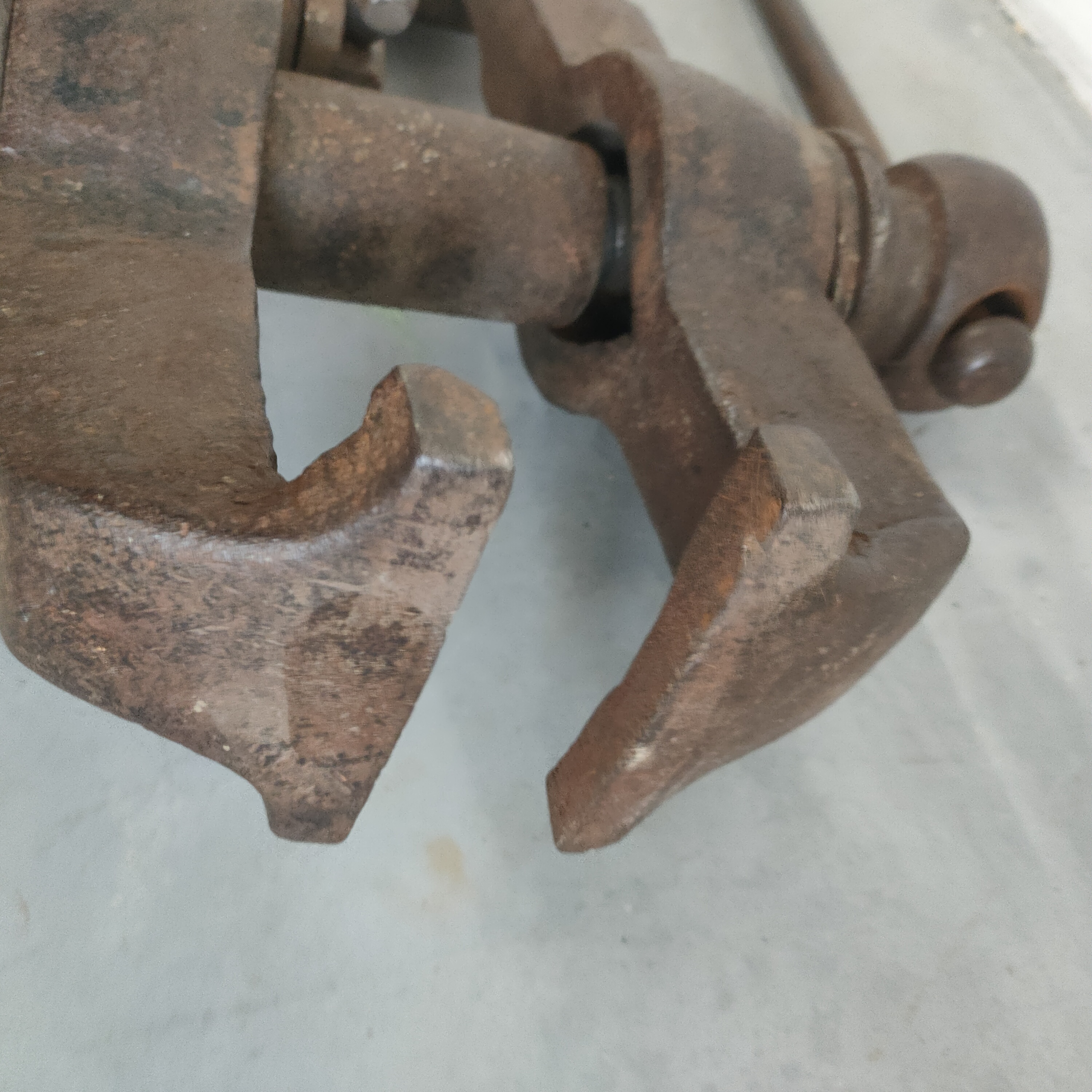 Antieke Bankschroef Met Lange Staart. image 6