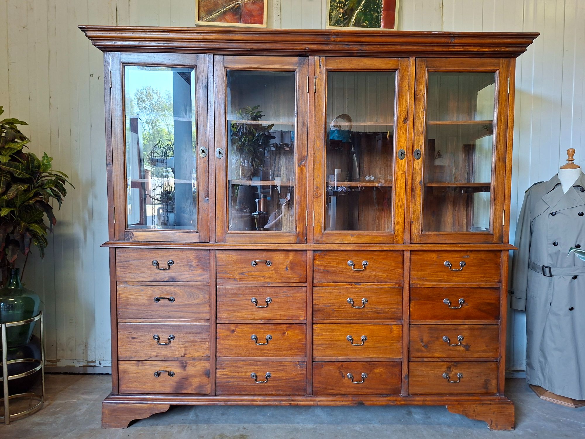 Antieke Klassieke Engelse Vitrinekast, Ladekast, Winkelkast, Apothekerskast Afm. 213x52 En 192cm Hoog. image 2