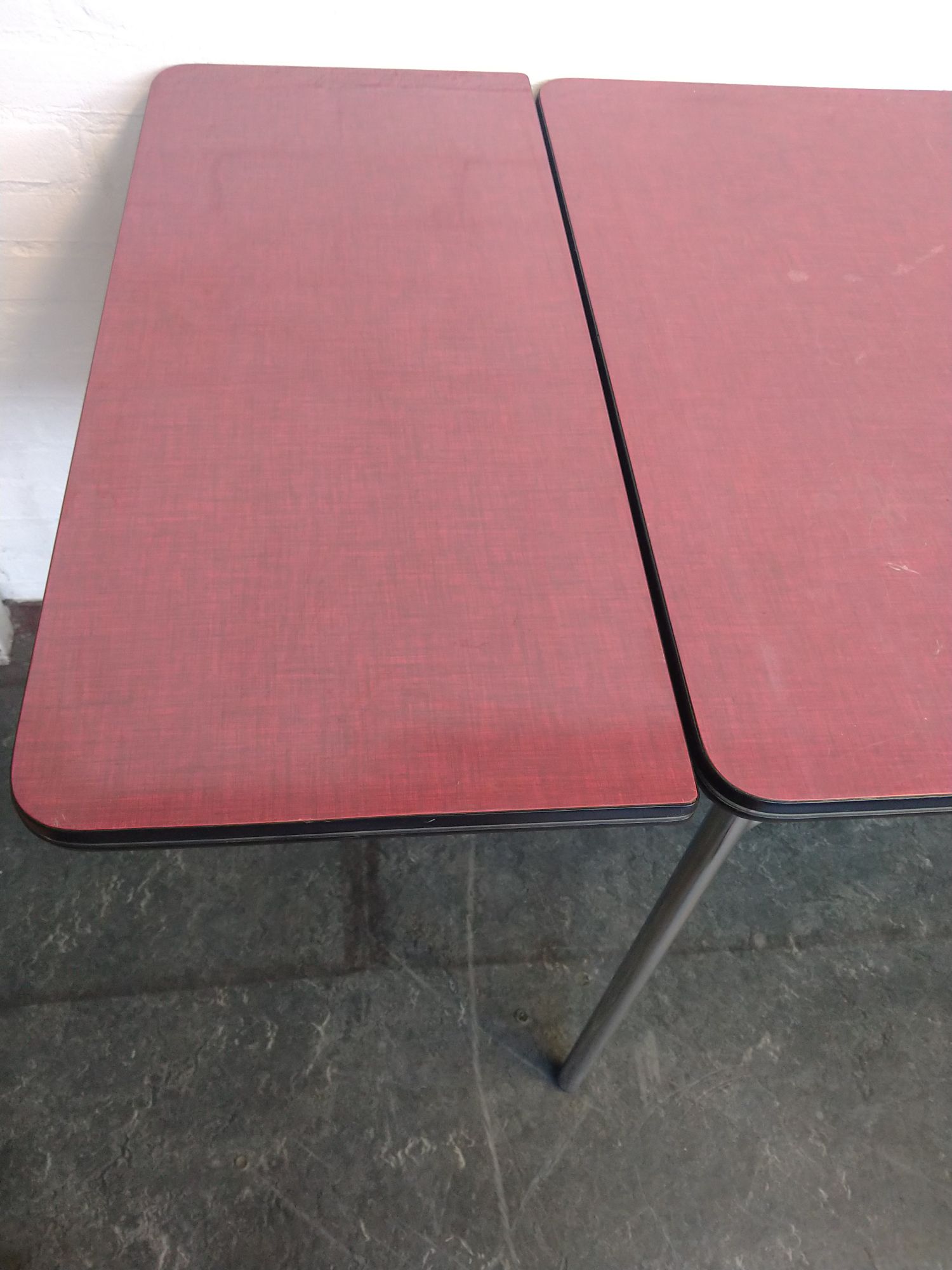 Uitschuifbare Tafelblad Met Besteklade Van Rood Formica image 13