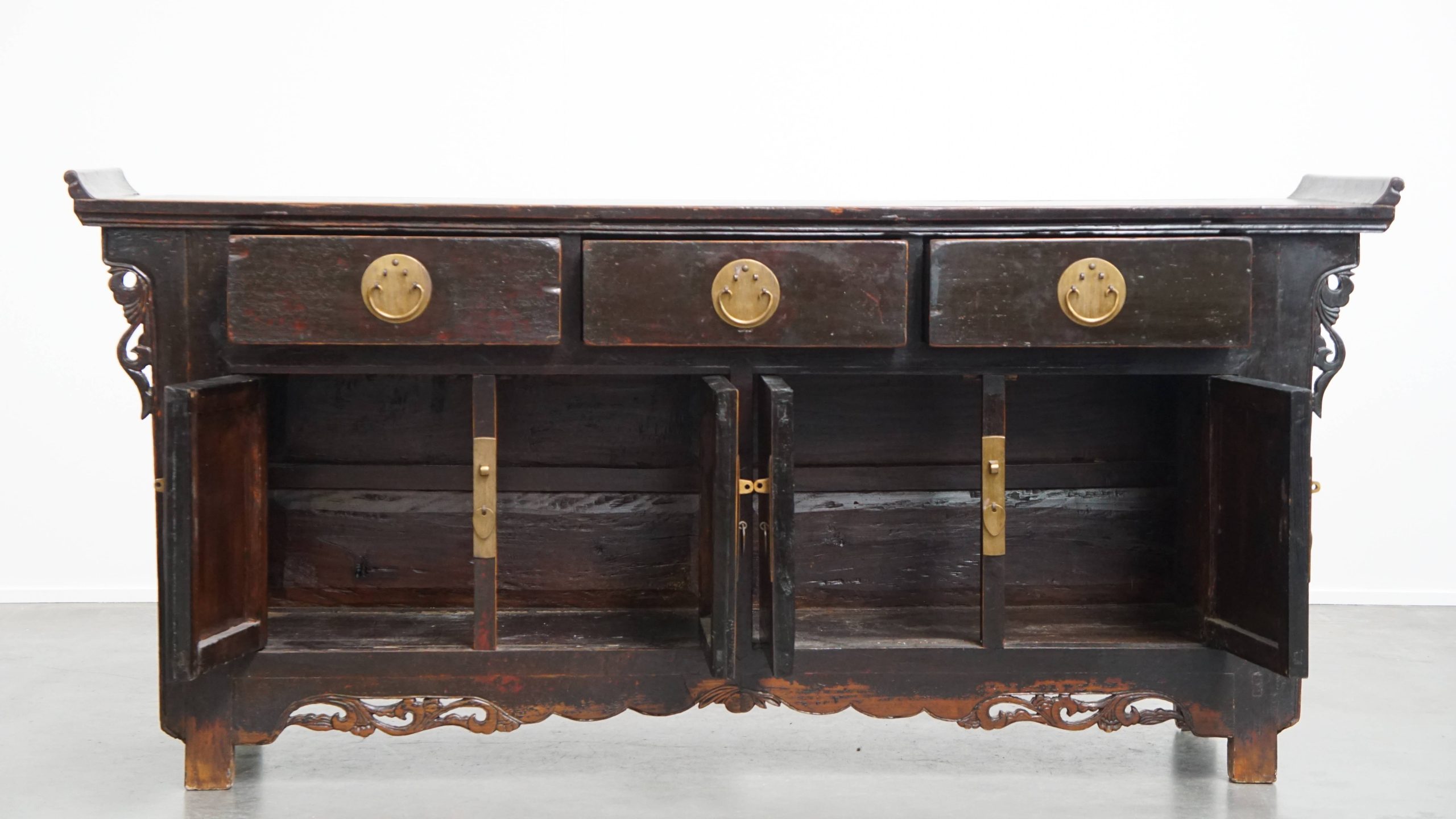 Antiek Houten Chinees Dressoir/ Altaar In Een Warme Donkere Kleur En Mooie Details image 7