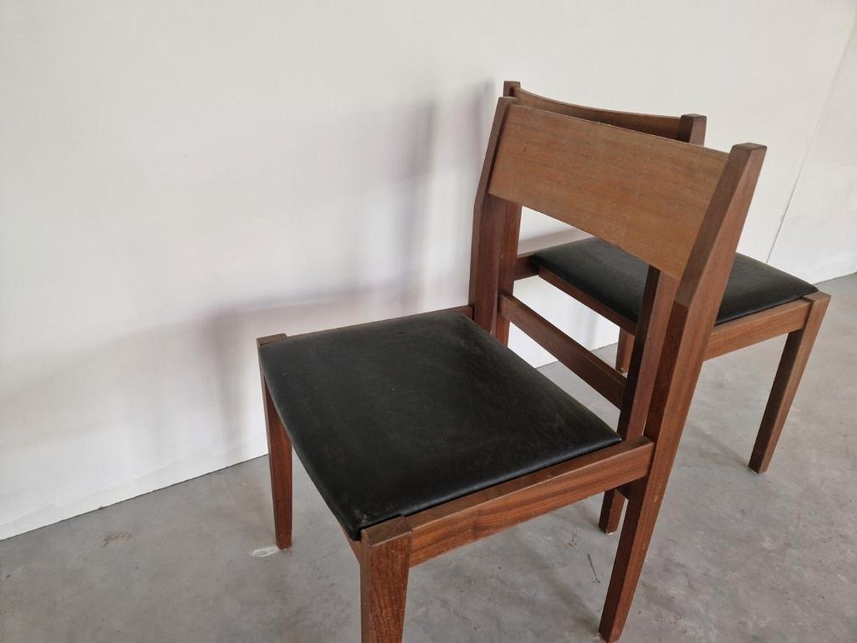 Een Paar Vintage Teakhouten Stoelen Met Zwart Skai Leer image 5