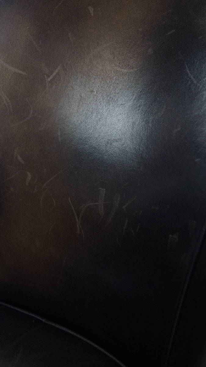 Stijlvolle, Unieke En Subtiele Zwart/ Grijze Clubfauteuil Gemaakt Van Schapenleer image 12