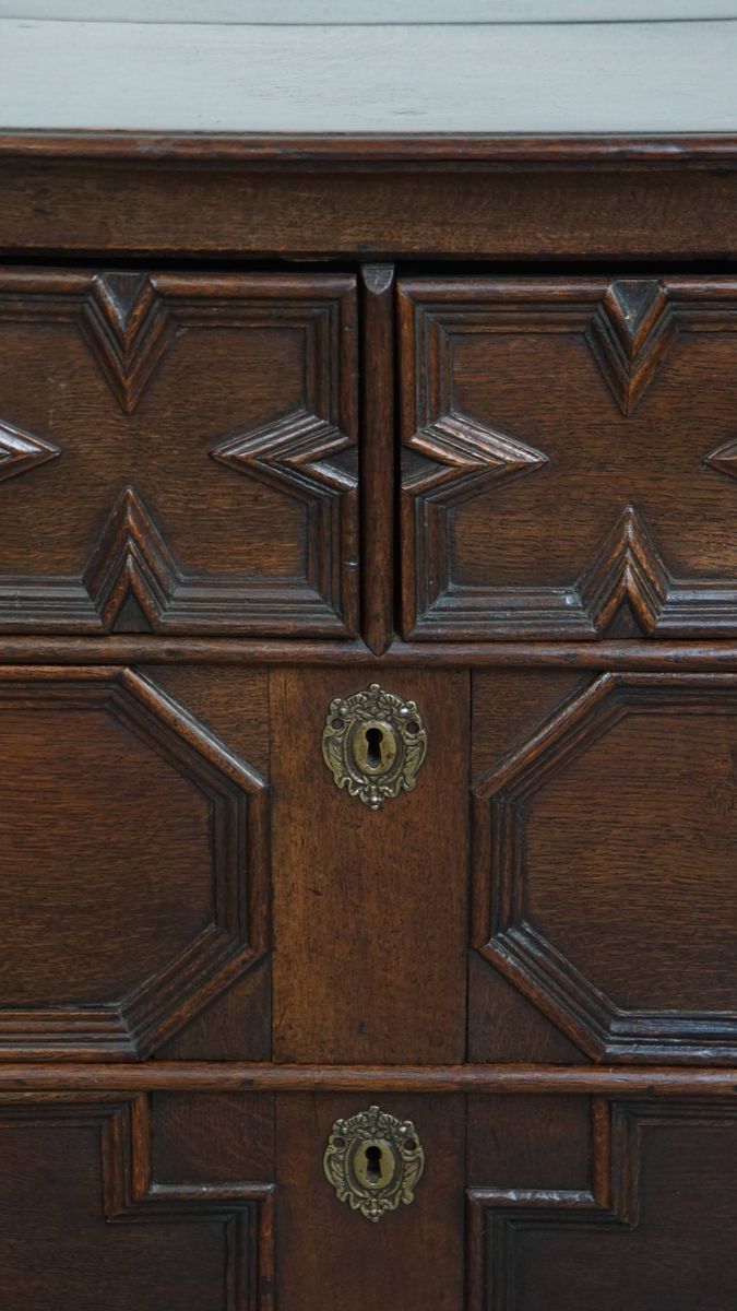 Charmante Antieke Engelse Ladekast Uit De 18e Eeuw Met Uniek Paneelwerk En Originele Bolpootjes image 10