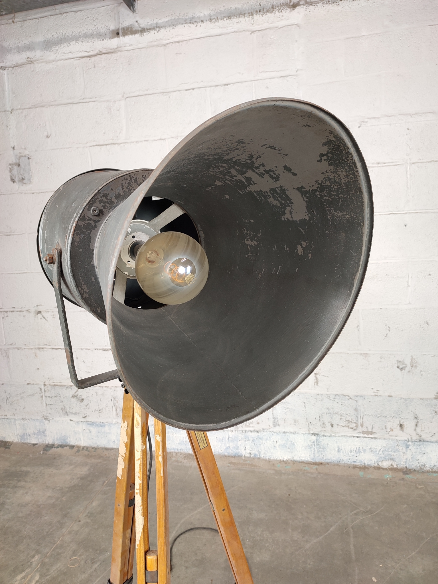 Industriële Lamp Op Statief image 8