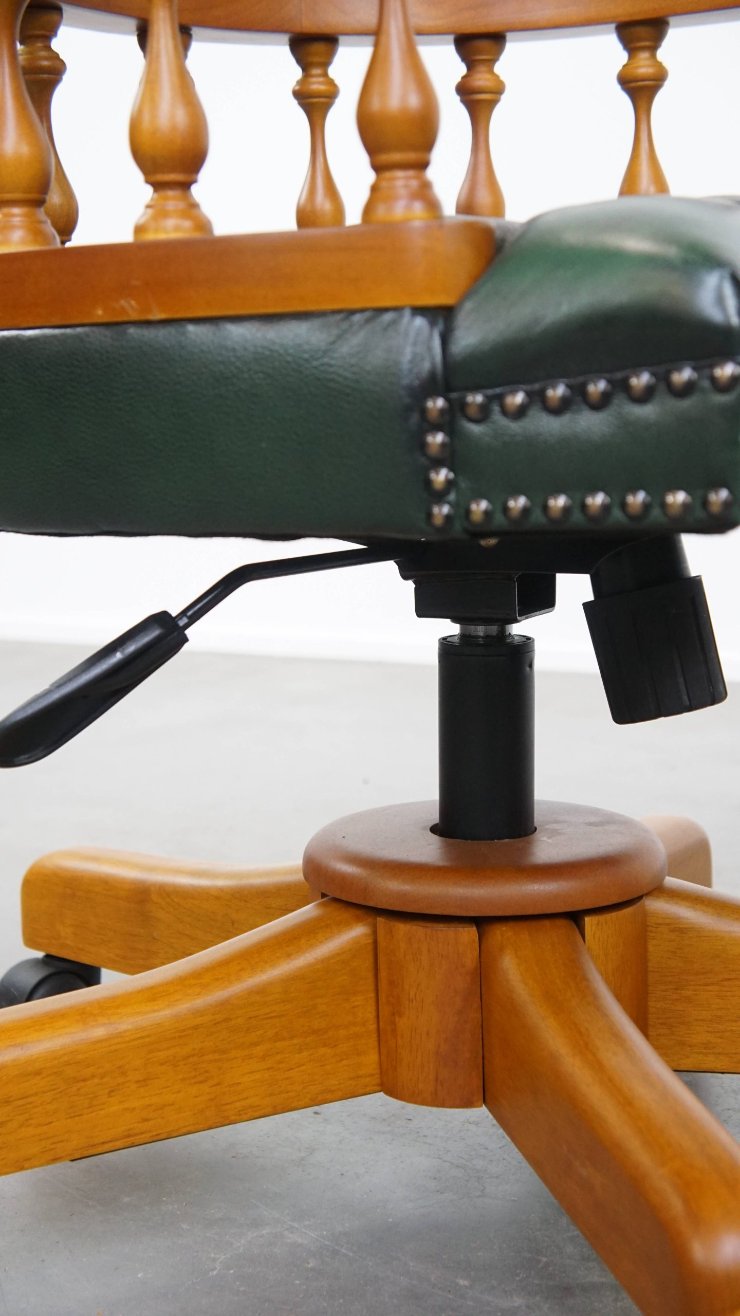 Groene Klassieke En Tijdloze Chesterfield Bureaustoel Gemaakt Van Rundleer Op Wieltjes image 14