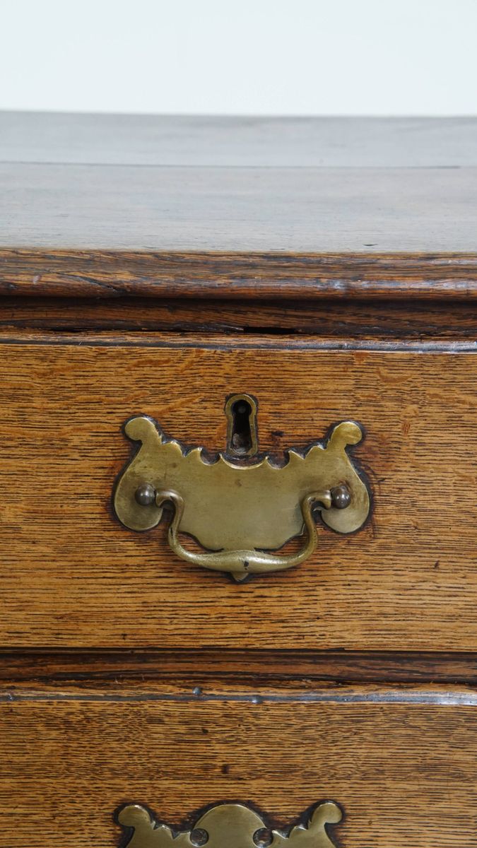 Prachtige Antieke Engelse Eikenhouten Ladekast Uit De 18e Eeuw Met Originele Details image 9