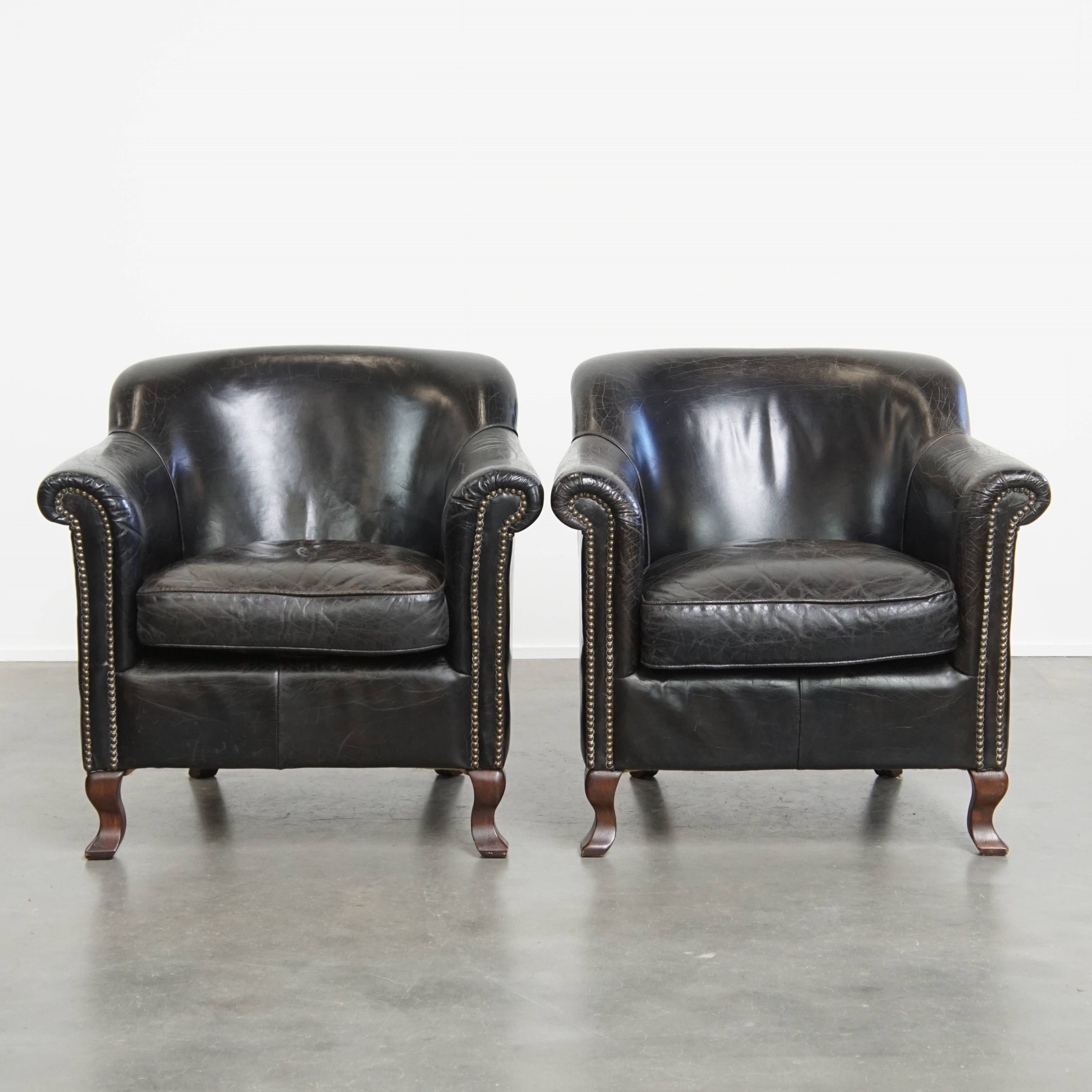 Leuke En Stoere Set Van 2 Zwarte, Generfde, Rundleren Armchairs Met Een Mooie Vormgeving image 2