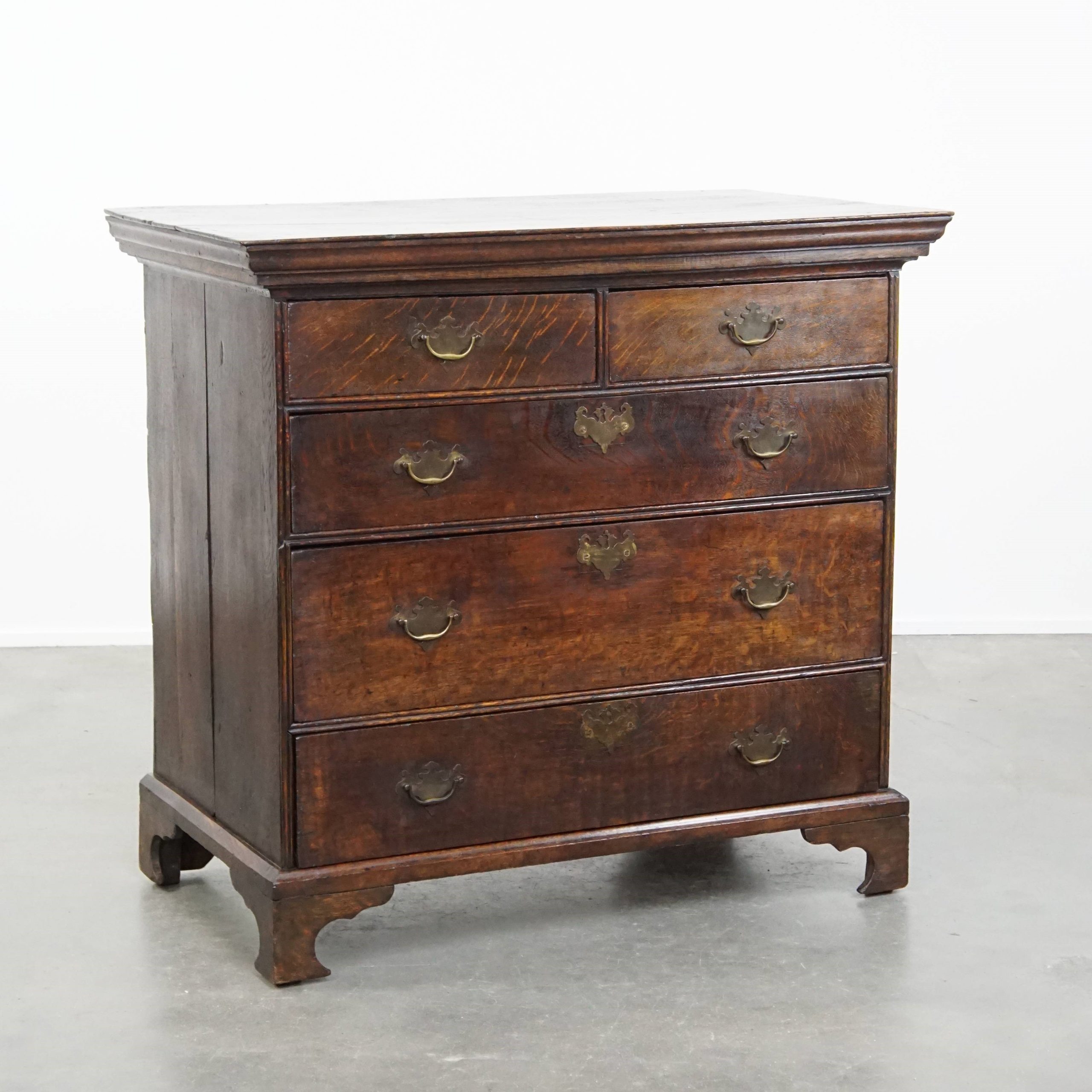 Elegante Vroeg 18e Eeuwse Antieke Engelse Ladekast/ Commode Gemaakt Van Eikenhout Met 5 Lades image 2