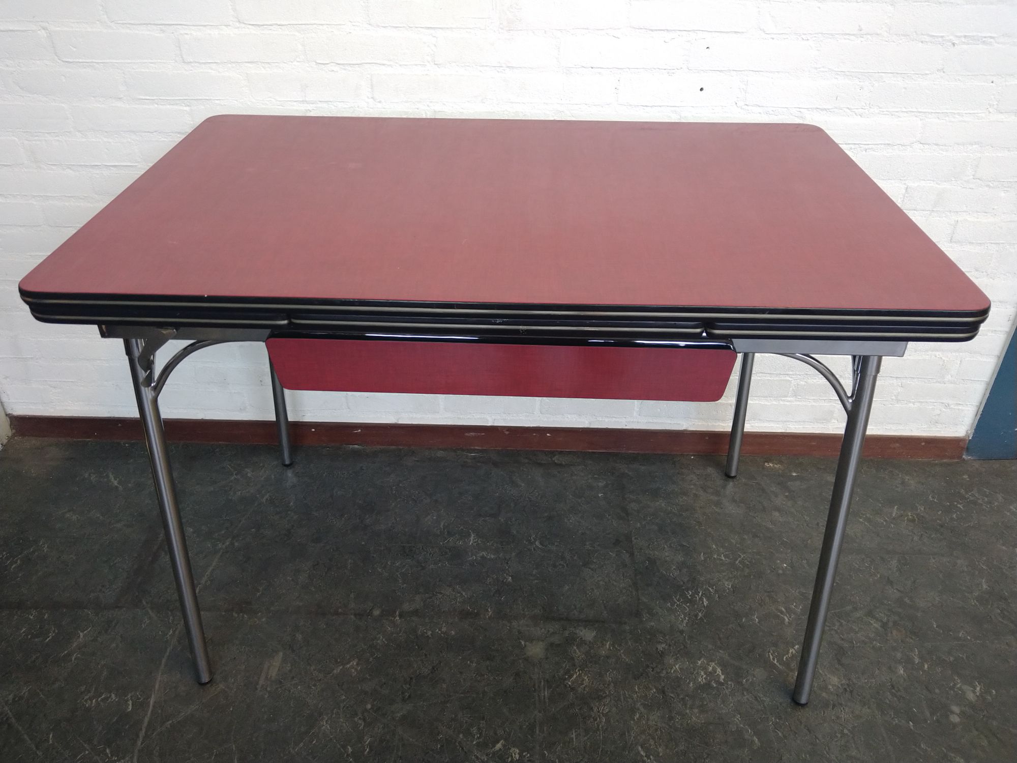 Uitschuifbare Tafelblad Met Besteklade Van Rood Formica image 5