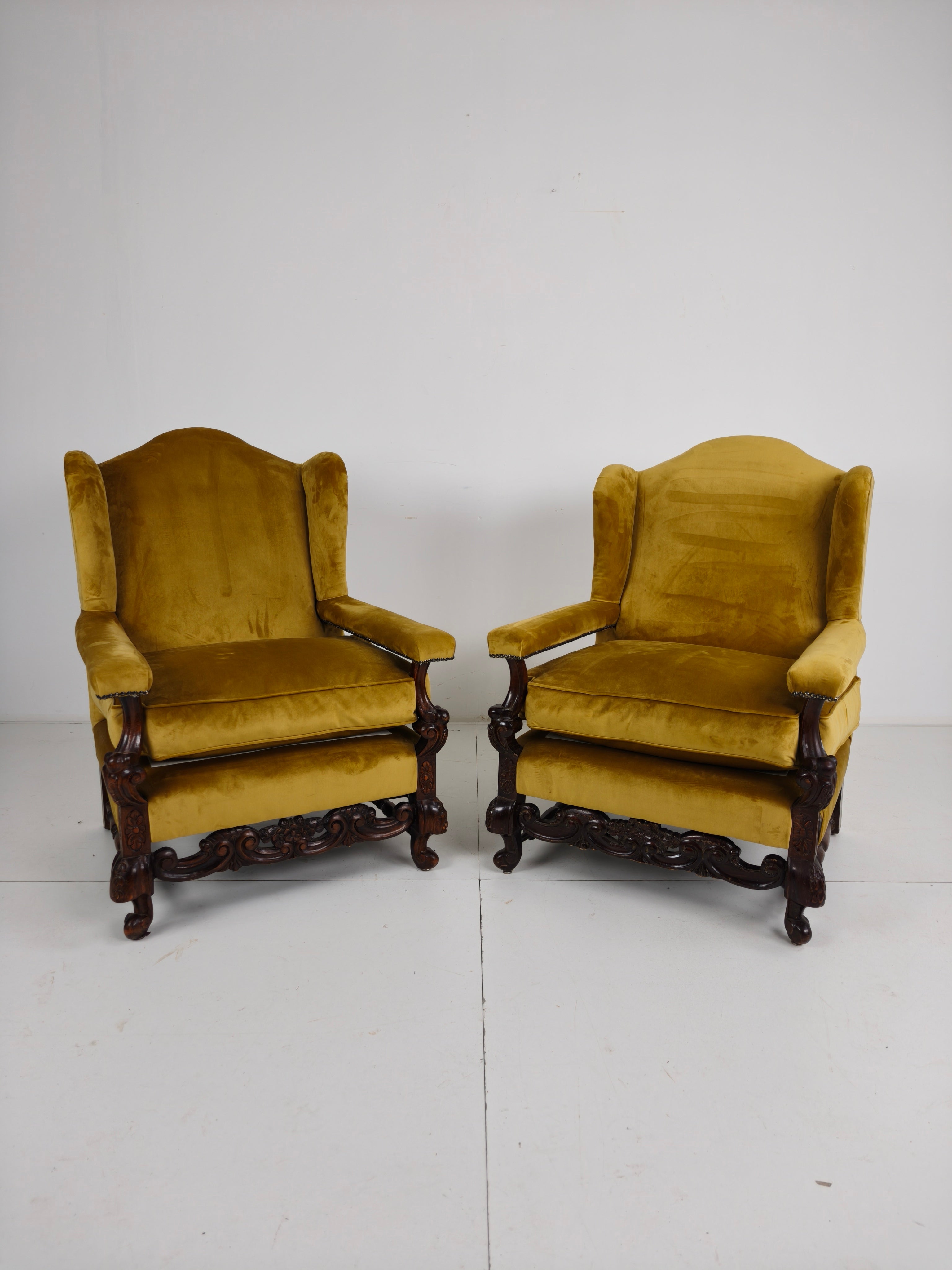 Paar 19e-eeuwse Gesneden Notenhouten Fauteuils – Bloemmotieven – Fluwelen Bekleding image 2