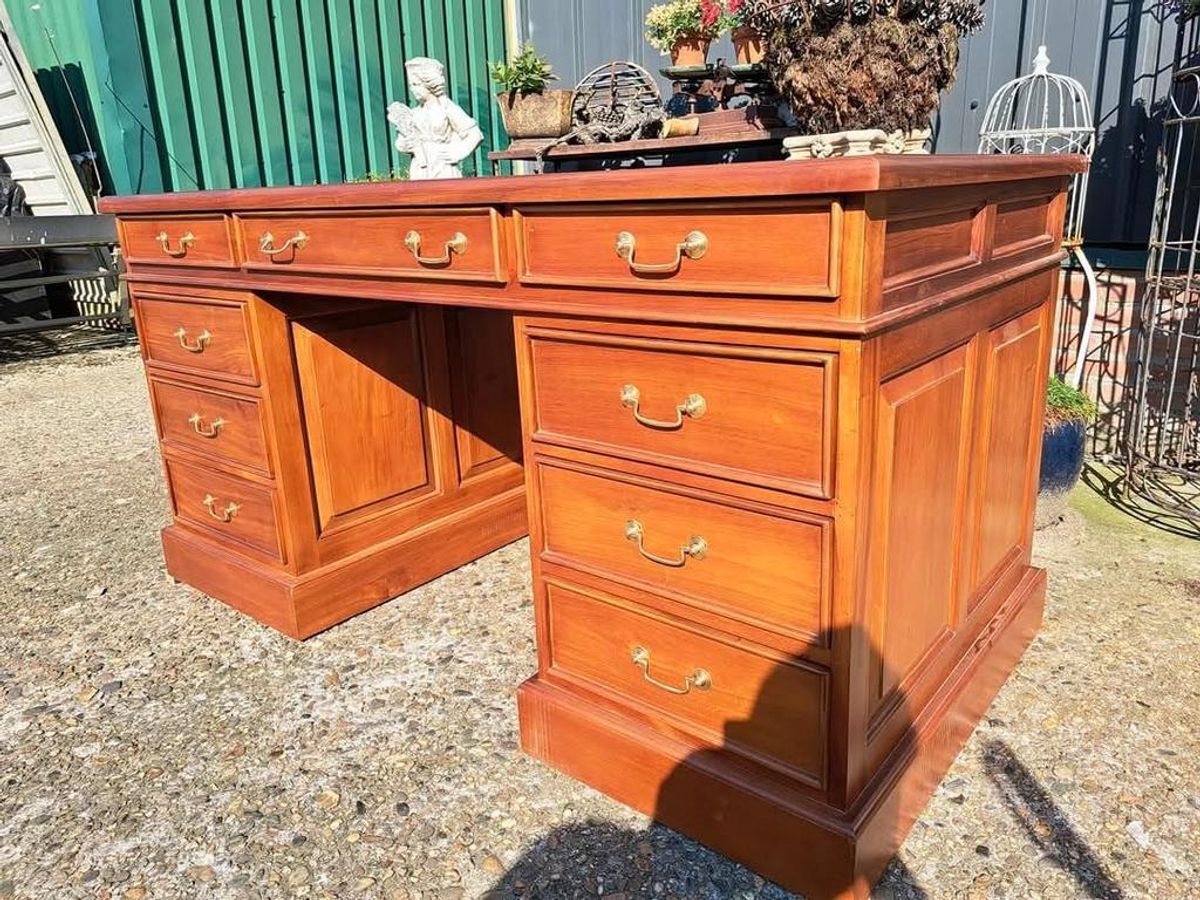 Klassieke Engelse Schrijftafel, Bureau, Desk, Met Lederen In image 3