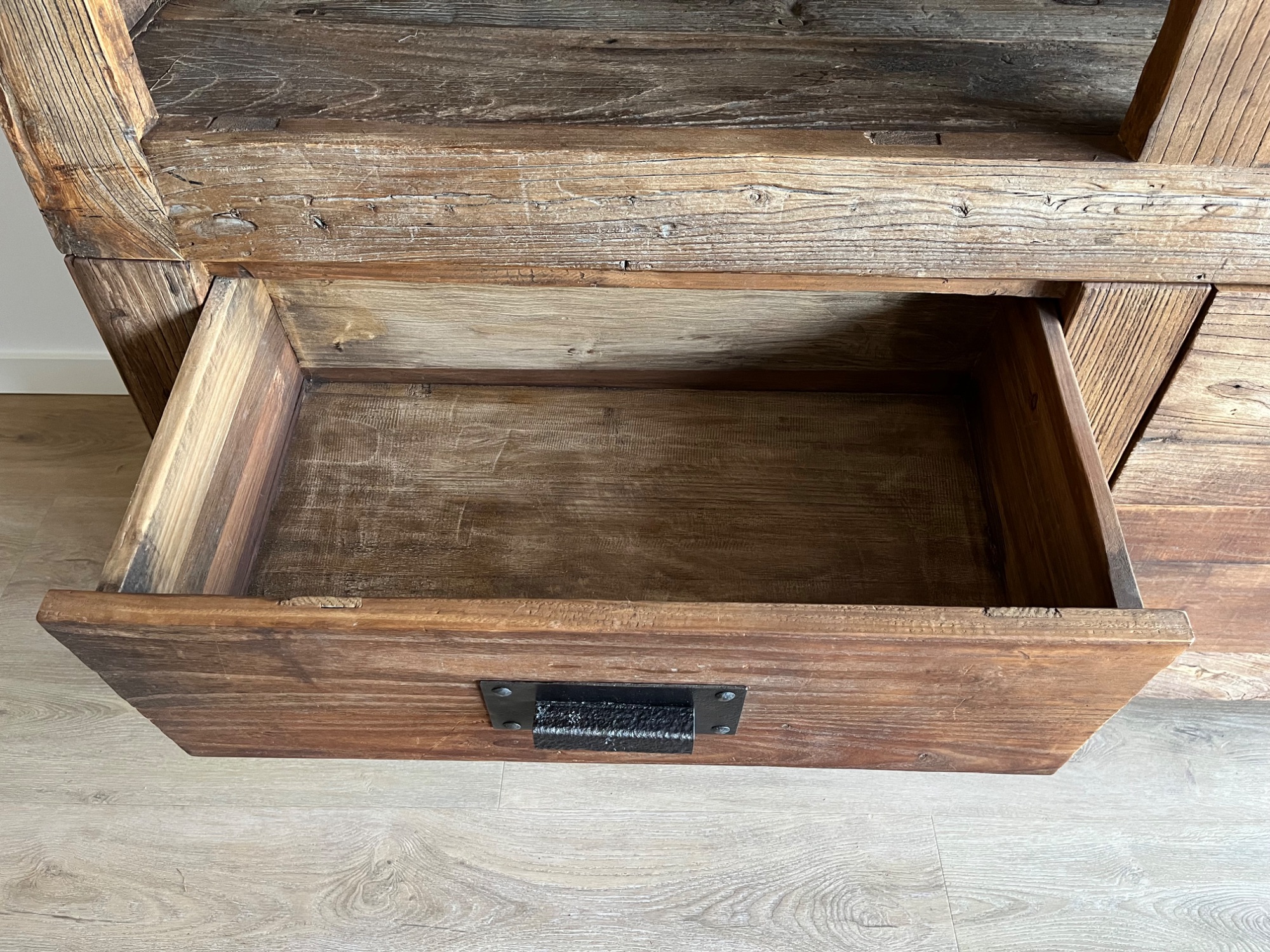 Unieke Kast Van Gerecycled Elmhout – Stoer, Robuust En Karaktervol image 5