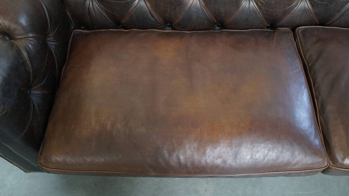Luxe En Charmante Rundleren 3-zits Chesterfield Bank Op Wieltjes Met Een Onweerstaanbaar Karakter image 5