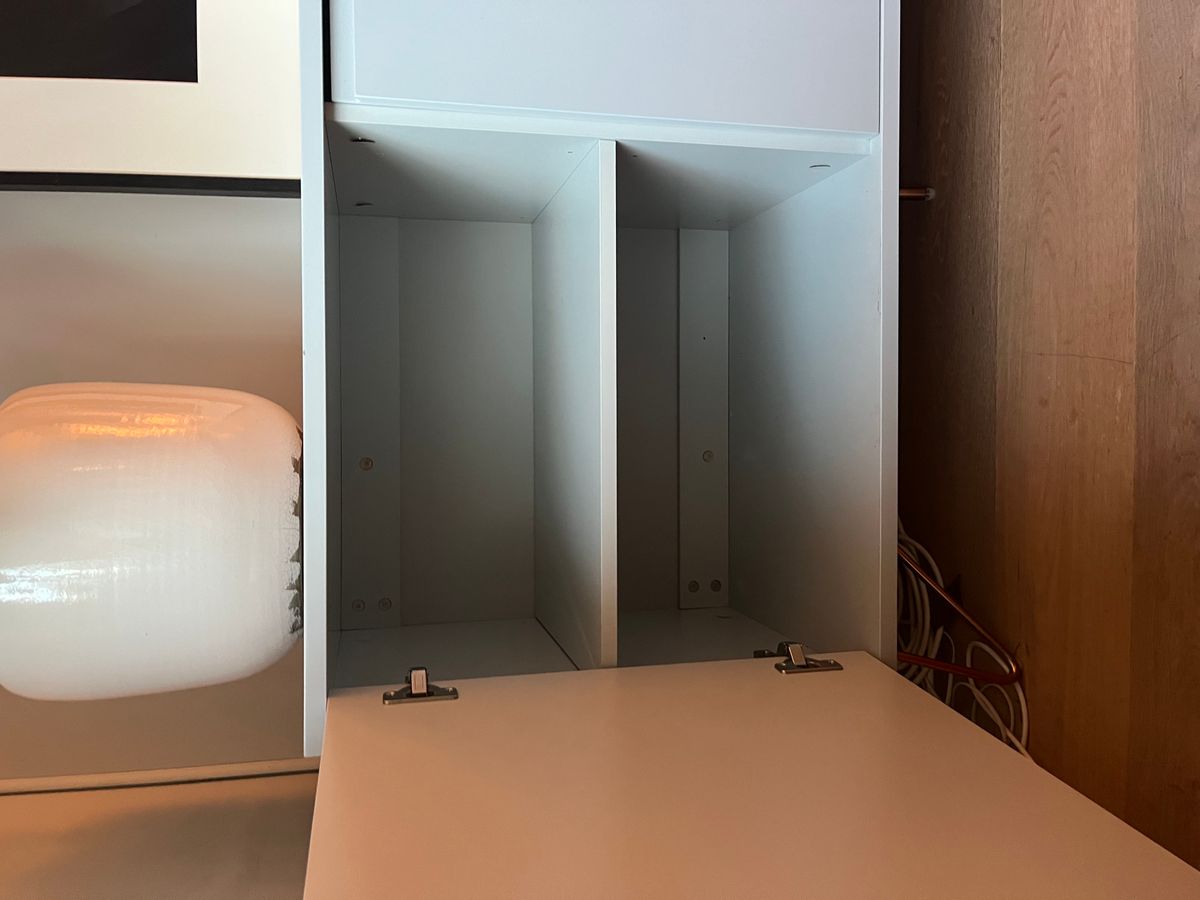 Stijlvol Licht Grijs Dressoir Met Koperen Poten Van MADE.com image 4