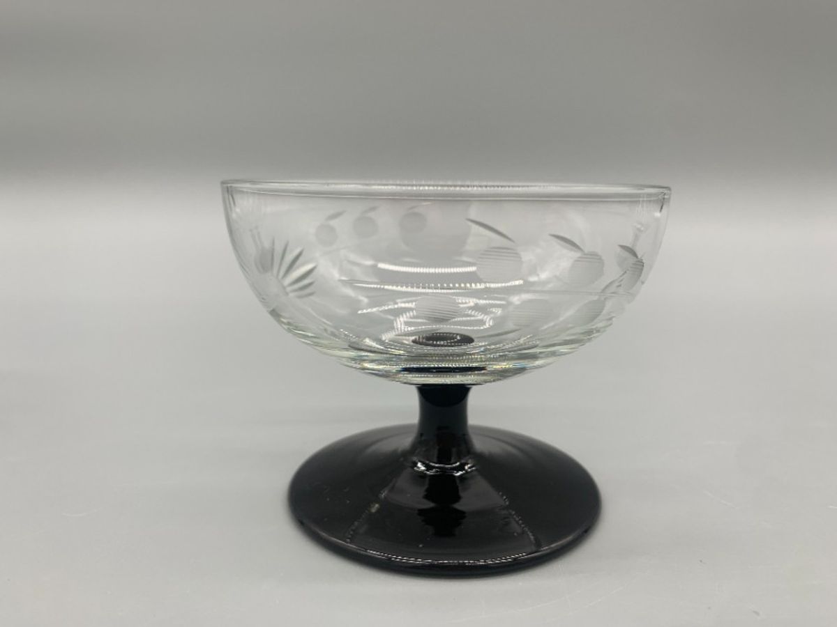 Set Vintage Gegraveerde Coupe Glaasjes Zwarte Voet 3 Stuks image 6
