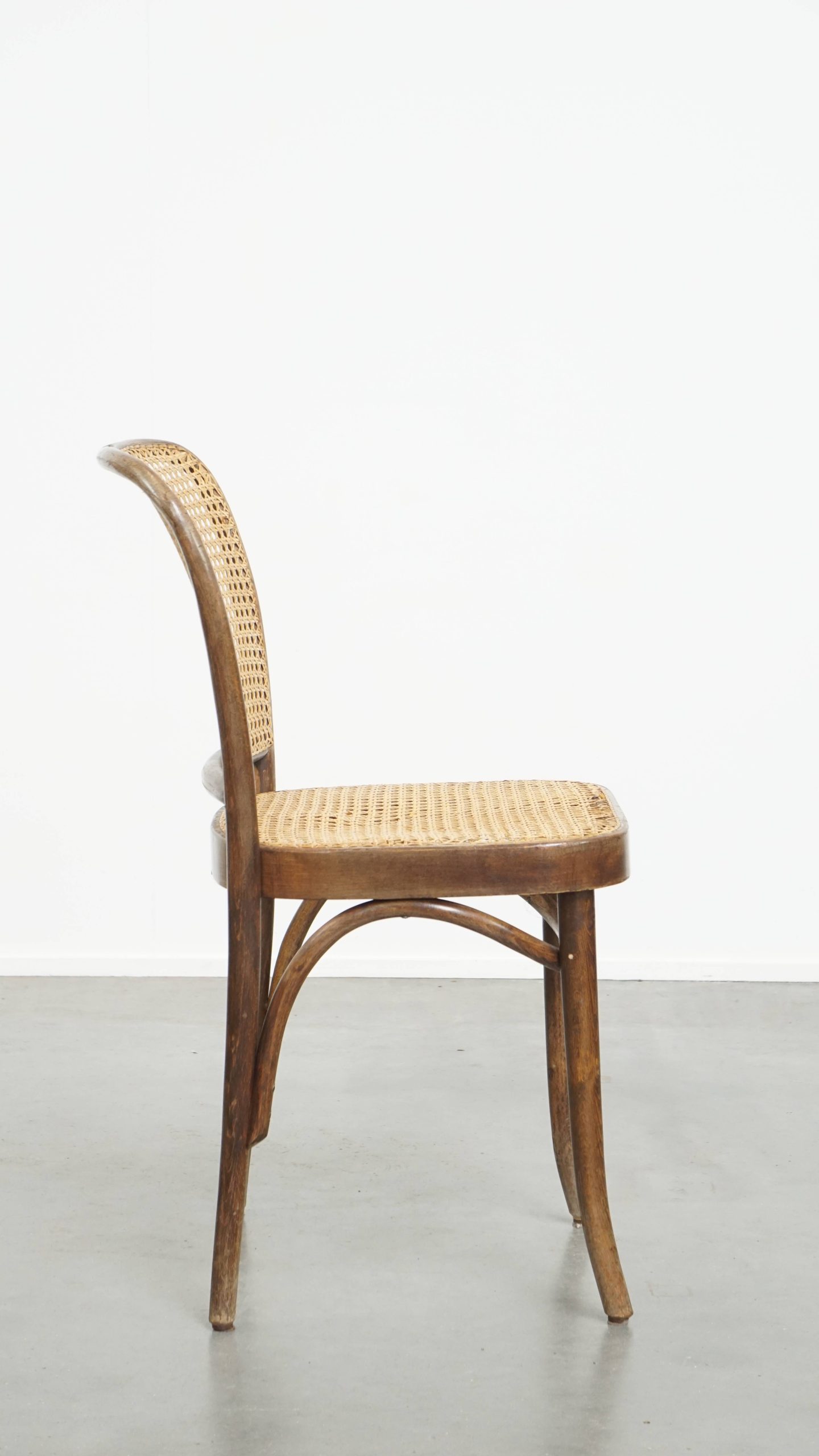 Tijdloos En Charmant Bistro Stoeltje In De Stijl Van Thonet Met Uniek Houten Frame image 4