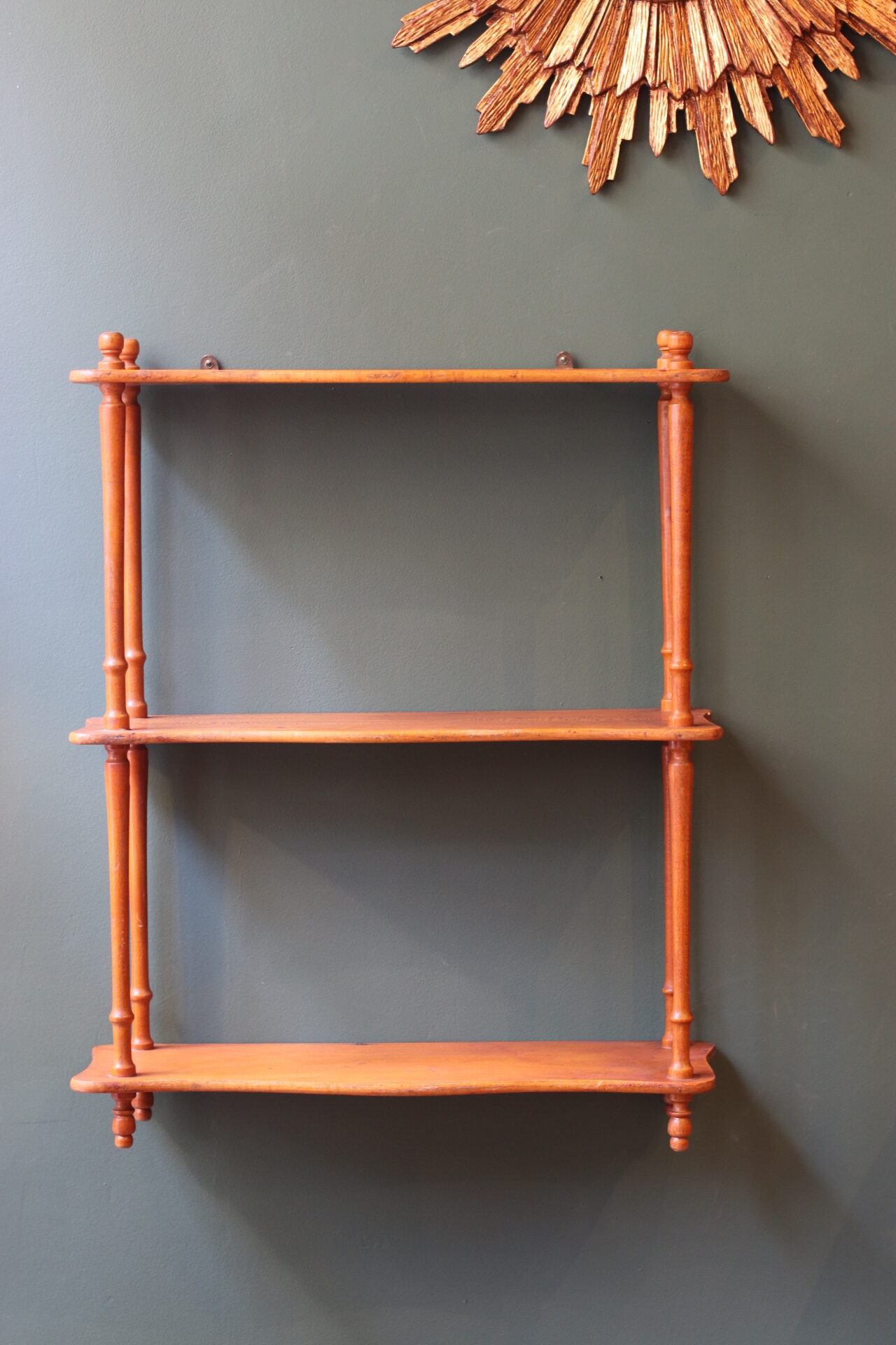 Antieke Gedraaide Houten Plank image 2