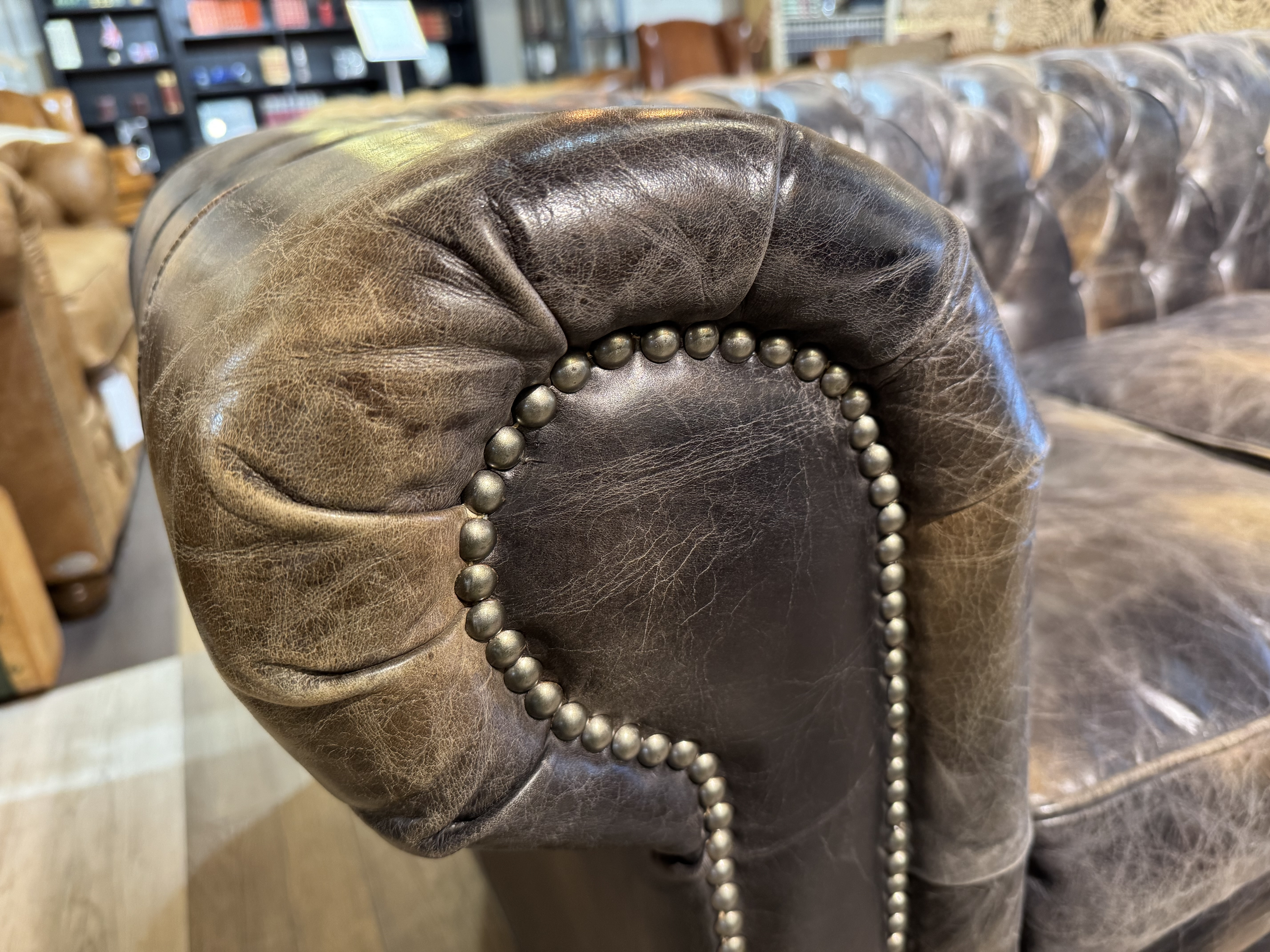 Gave Chesterfield 3 Zits Bank Met Een Gave Geleefde Uitstraling Zwart image 2