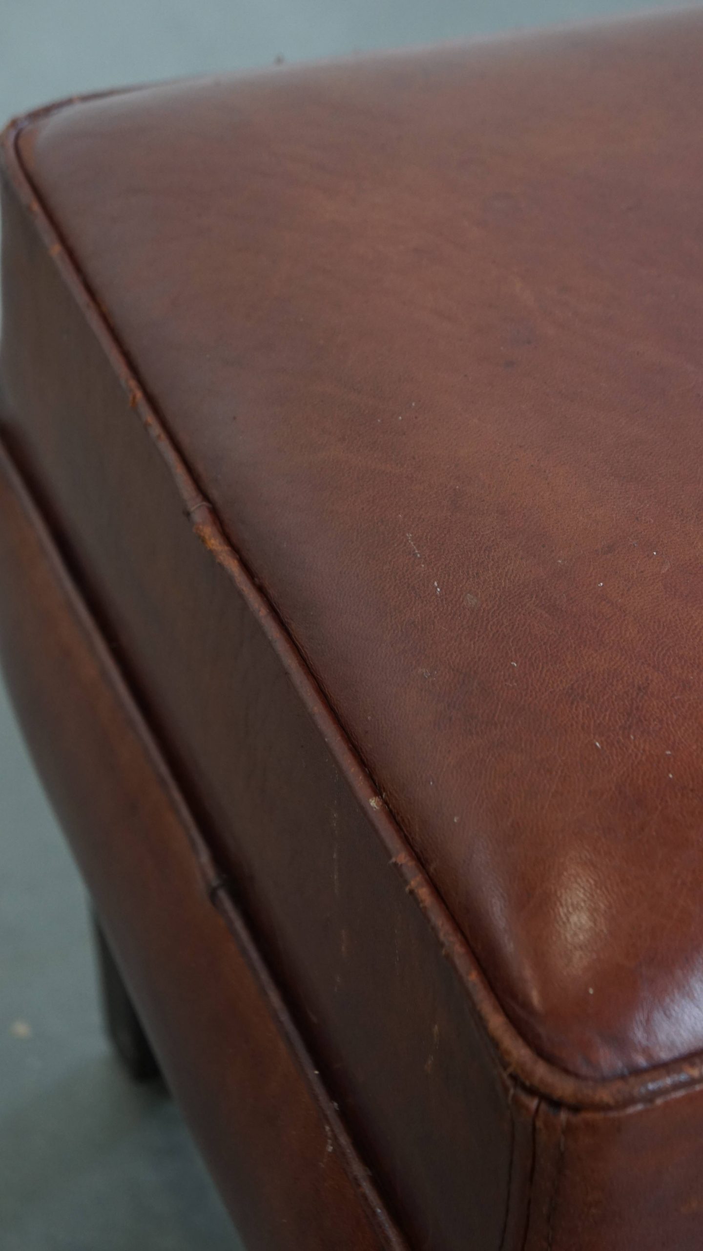 Comfortabele En Karaktervolle Set Van 2 Schapenleren Chesterfield Fauteuils Met Hocker image 26