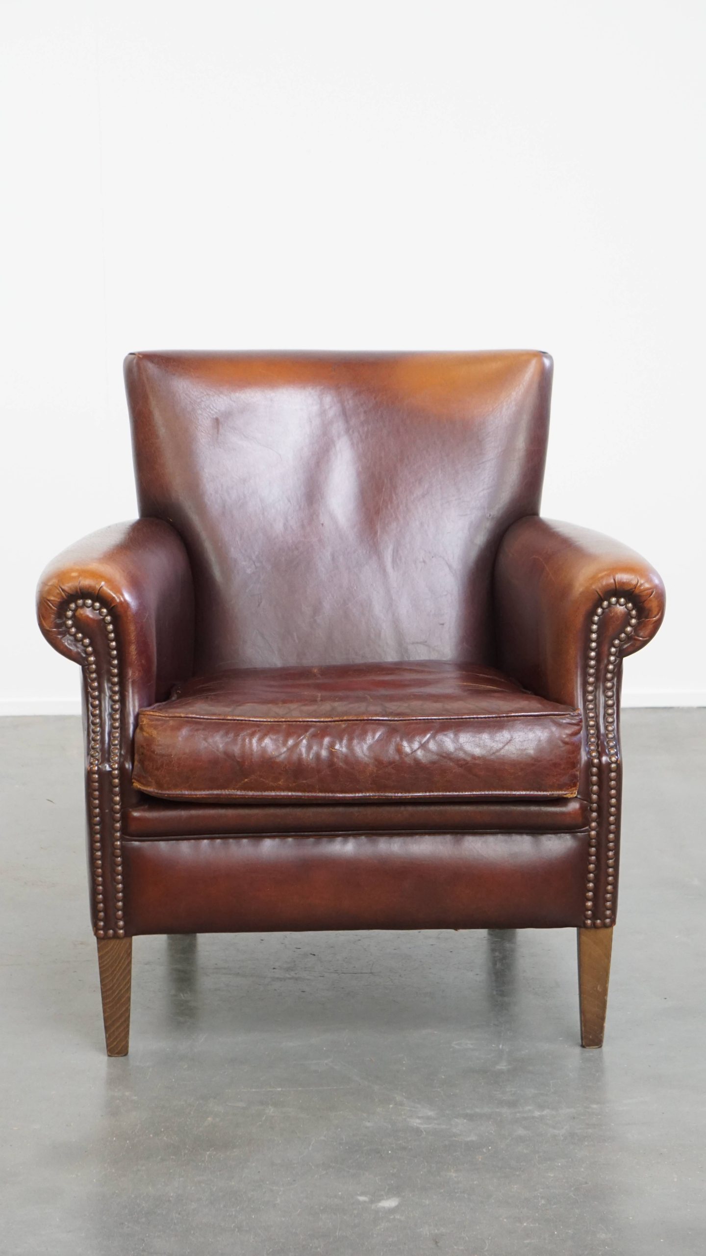 Vintage Karaktervolle Fauteuil Gemaakt Van Schapenleer Met Een Prachtige Warme Kleurstelling image 3