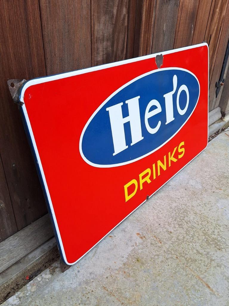 Tof En Groot Emaille Bord Van Hero Drinks, Langcat Bussum. image 10