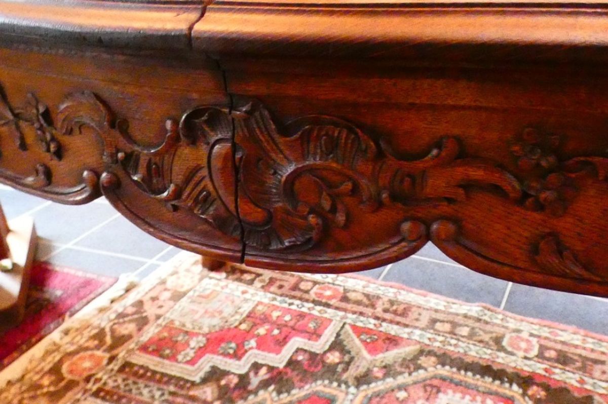 Grote Luikse Tafel Met Prachtig Beeldhouwwerk. image 2