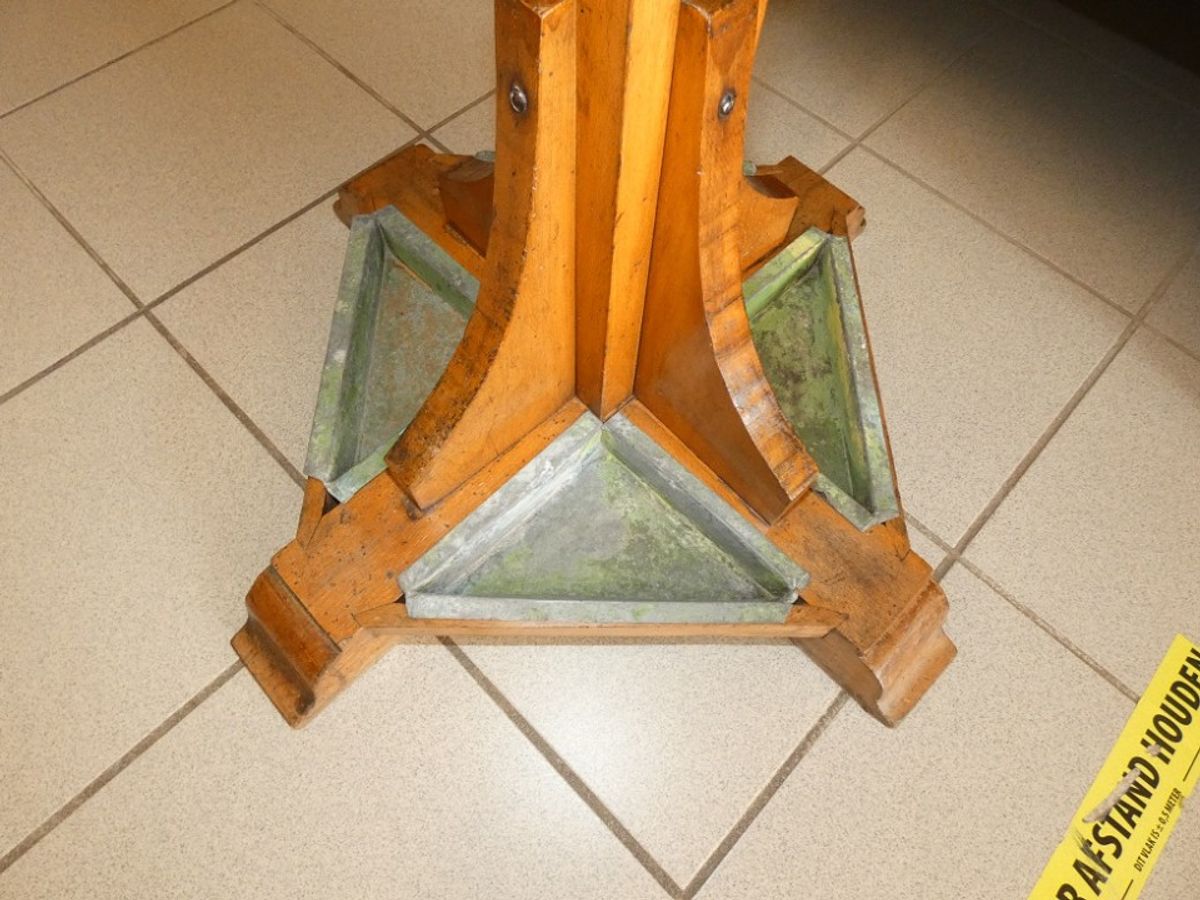 Zeldzame Café Kapstok Met Originele Zinken Bakjes. image 7