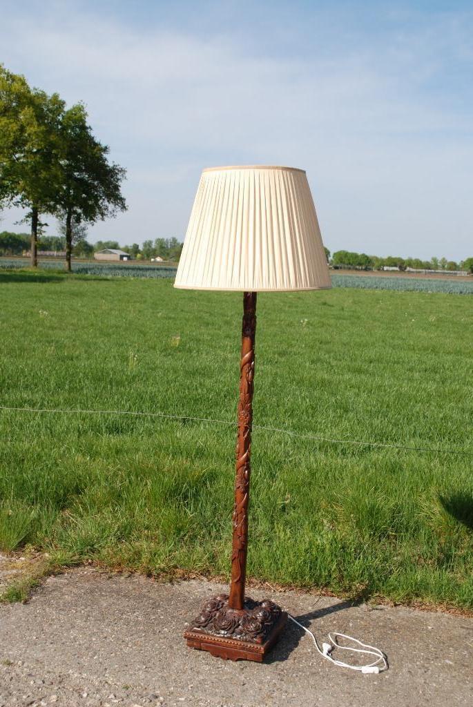 Antieke Schemerlamp Met Houtsnijwerk image 2